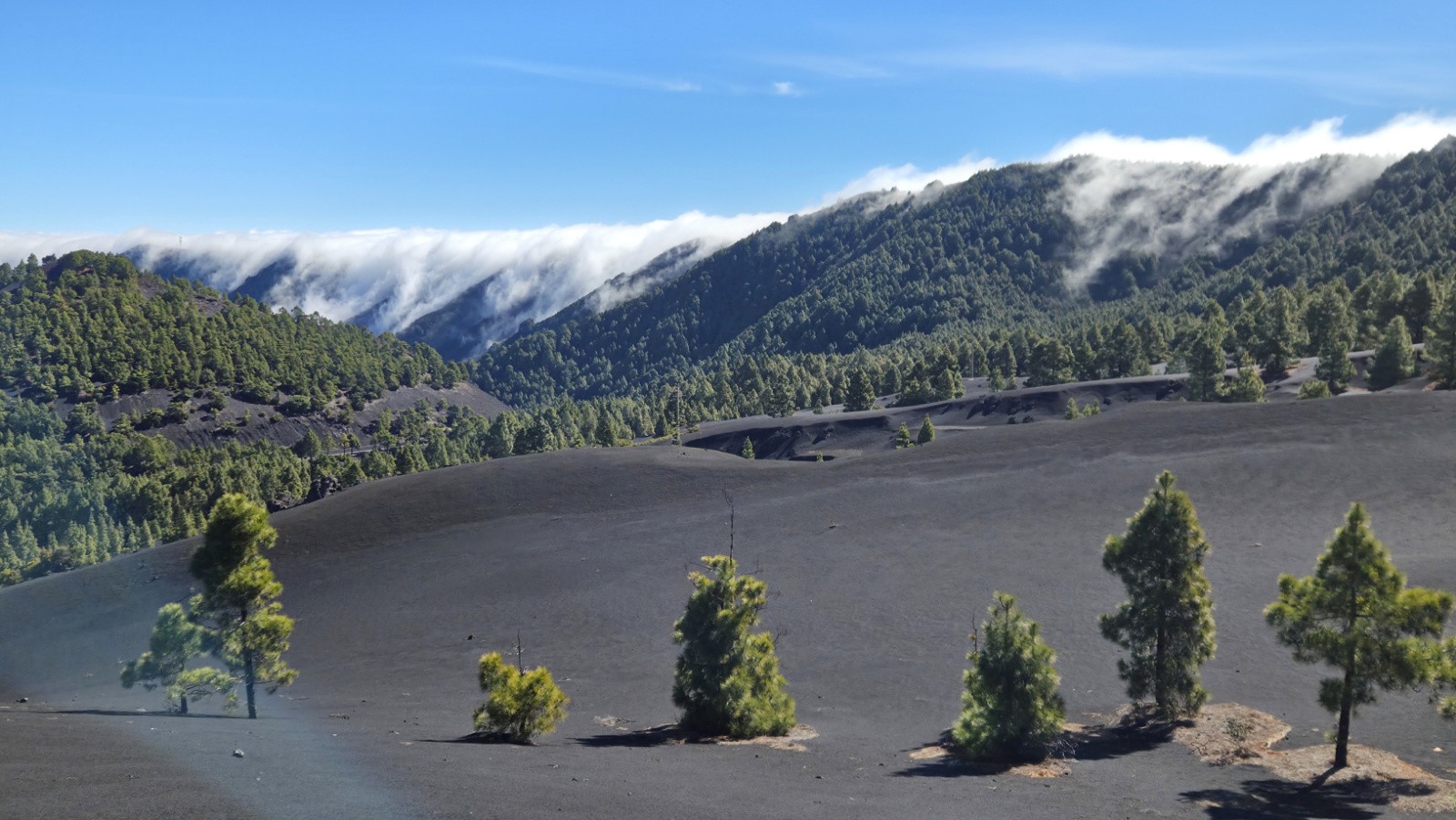 Cendres volcaniques au dessus du&nbsp;Cumbre Vieja&nbsp;