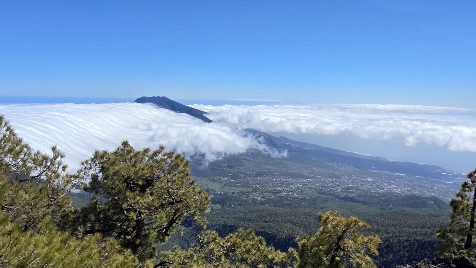 A l'Ouest, soleil, à l'est, un beau nuage accroché aux montagnes...&nbsp;&nbsp;