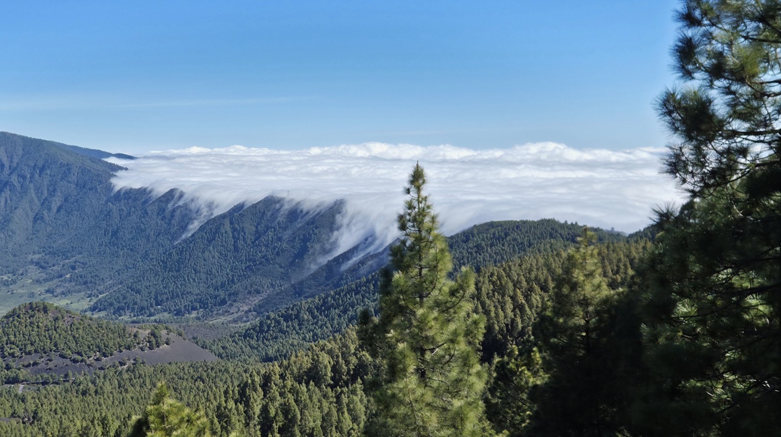 A l'Ouest, soleil, à l'est, un beau nuage accroché aux montagnes...&nbsp;