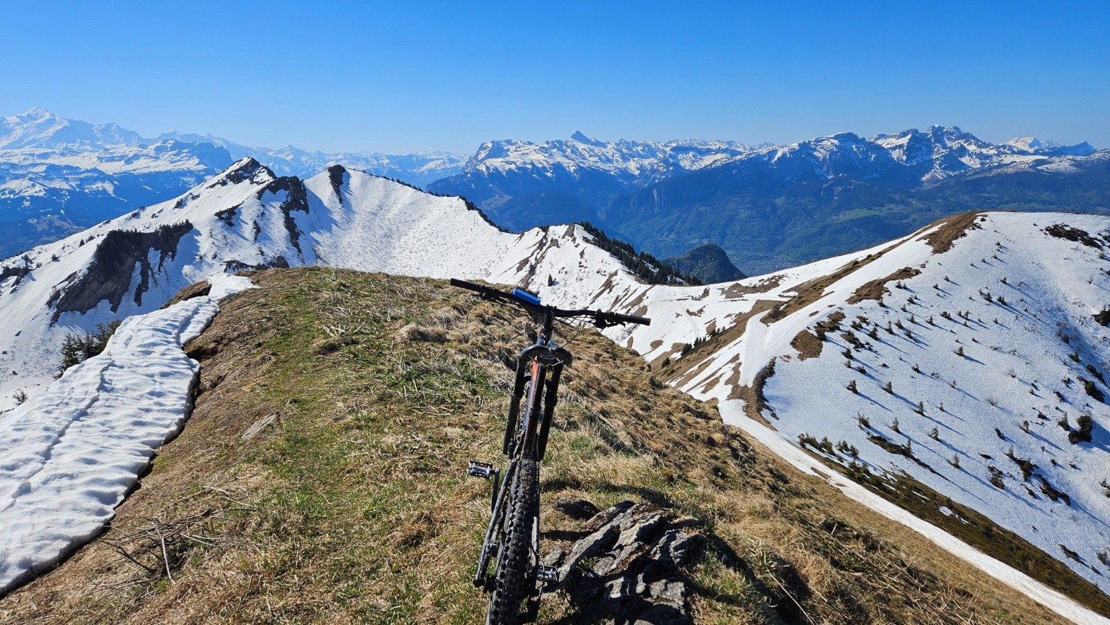 La Pointe du Haut Fleury, en face le Marcelly à droite la
Pointe de Perret.