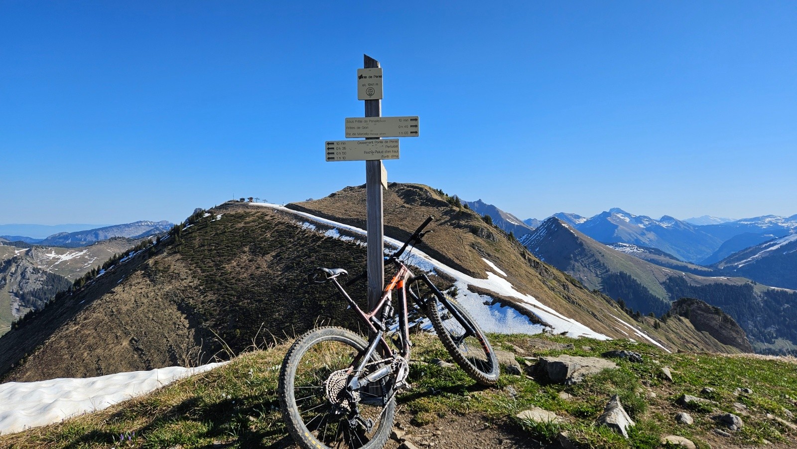La Pointe de Perret, en face la Pointe du Haut Fleury.&nbsp;