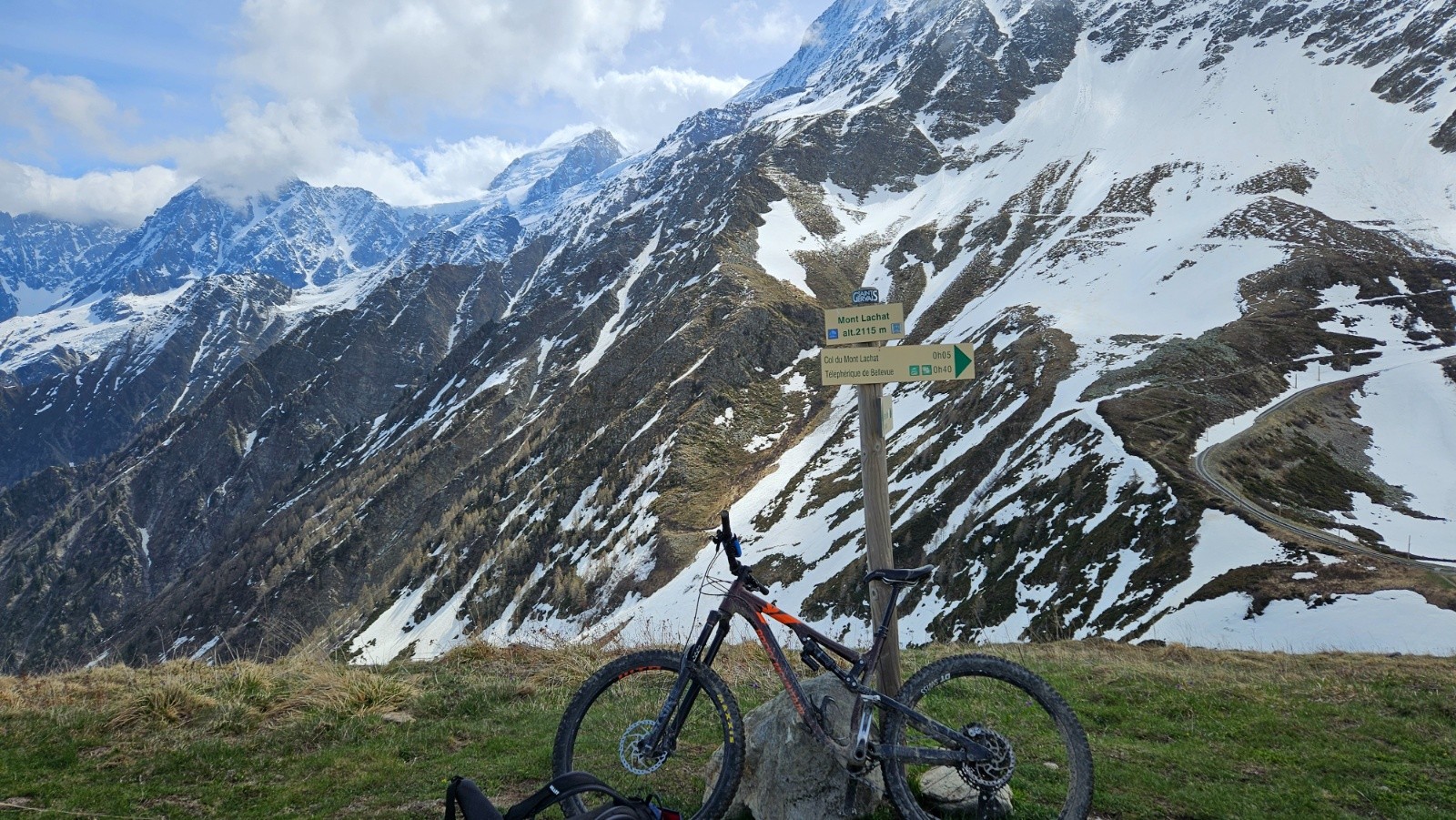 #4 Vue sur le Col du Mt Lachat. Vue sur le Col du Mt Lachat.