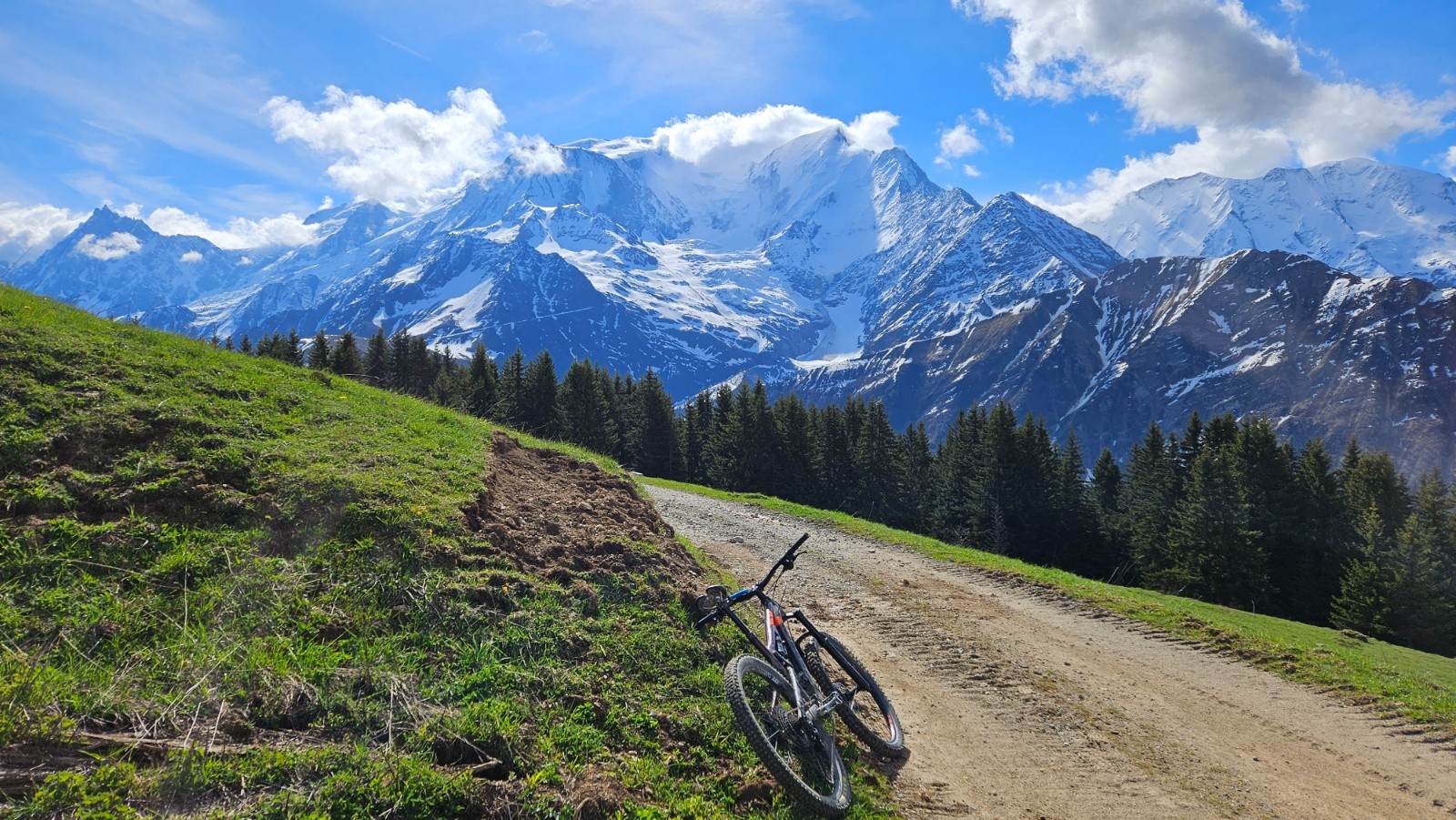#1 L’autoroute en direction du Col de Voza. L’autoroute en direction du Col de Voza.