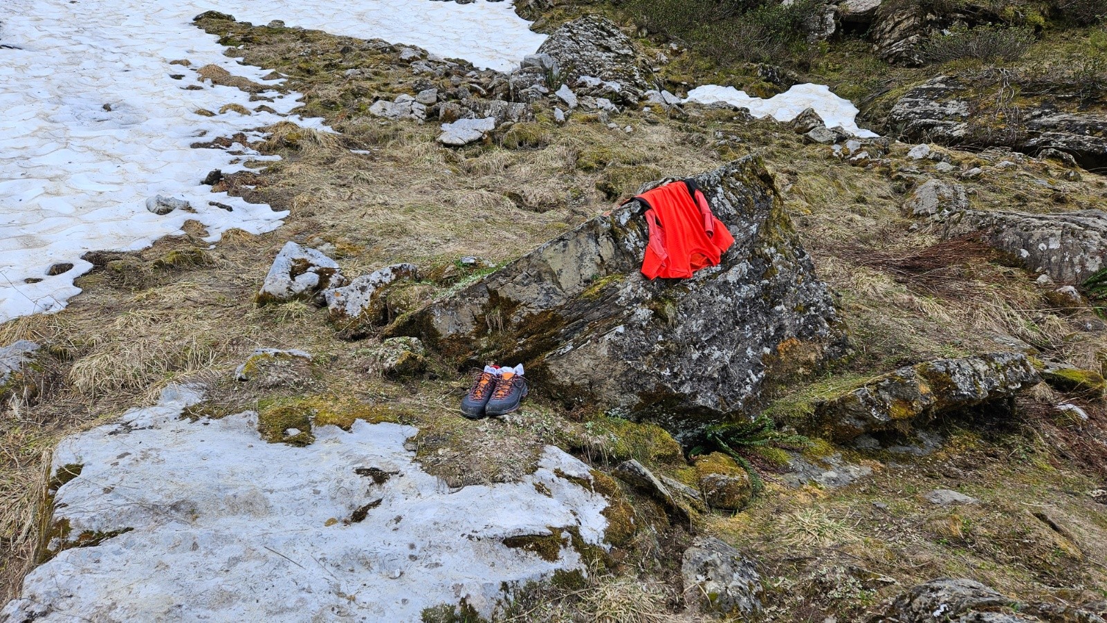 #2 Le skieur a laissé le maillot et les chaussures de marche d’approche. Le skieur a laissé le maillot et les chaussures de marche d’approche.