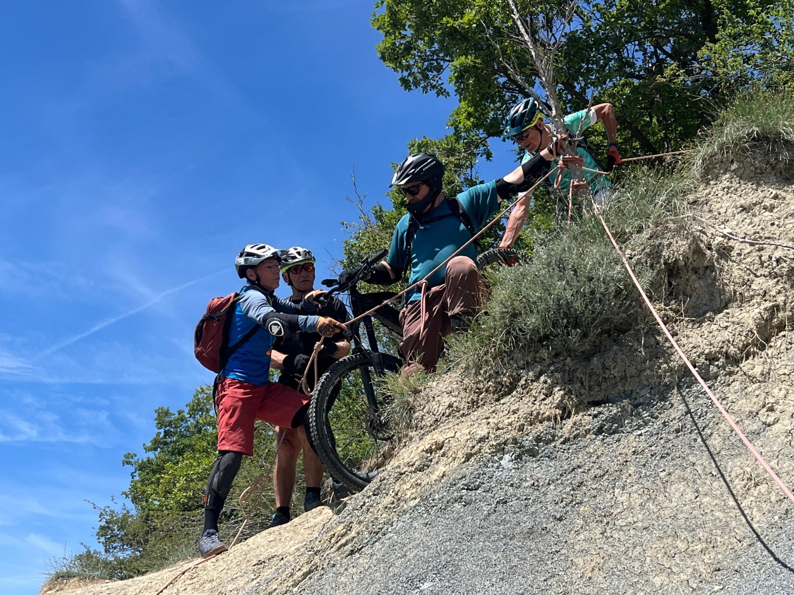 Entraide pour le passage tendu