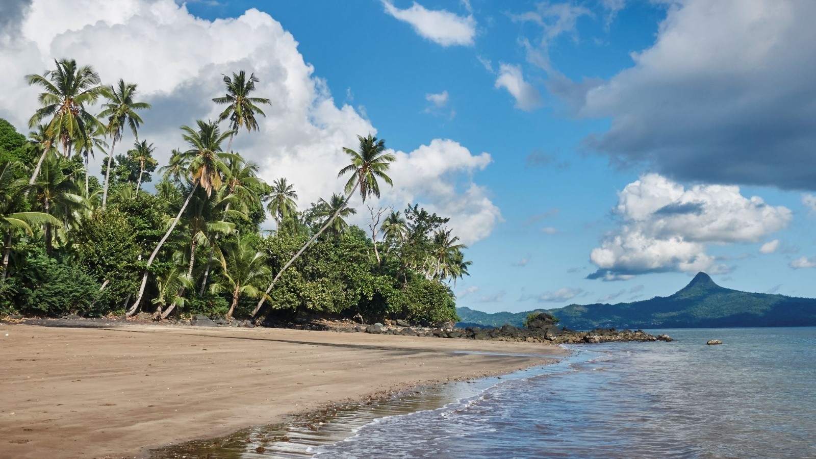 #2 Débarqué de l Débarqué de l'avion, je retourne sur mes plages favorites, pour apercevoir le seul vrai sommet de l'ile, le Choungui, dont j'avais fait l'ascension l'année dernière.