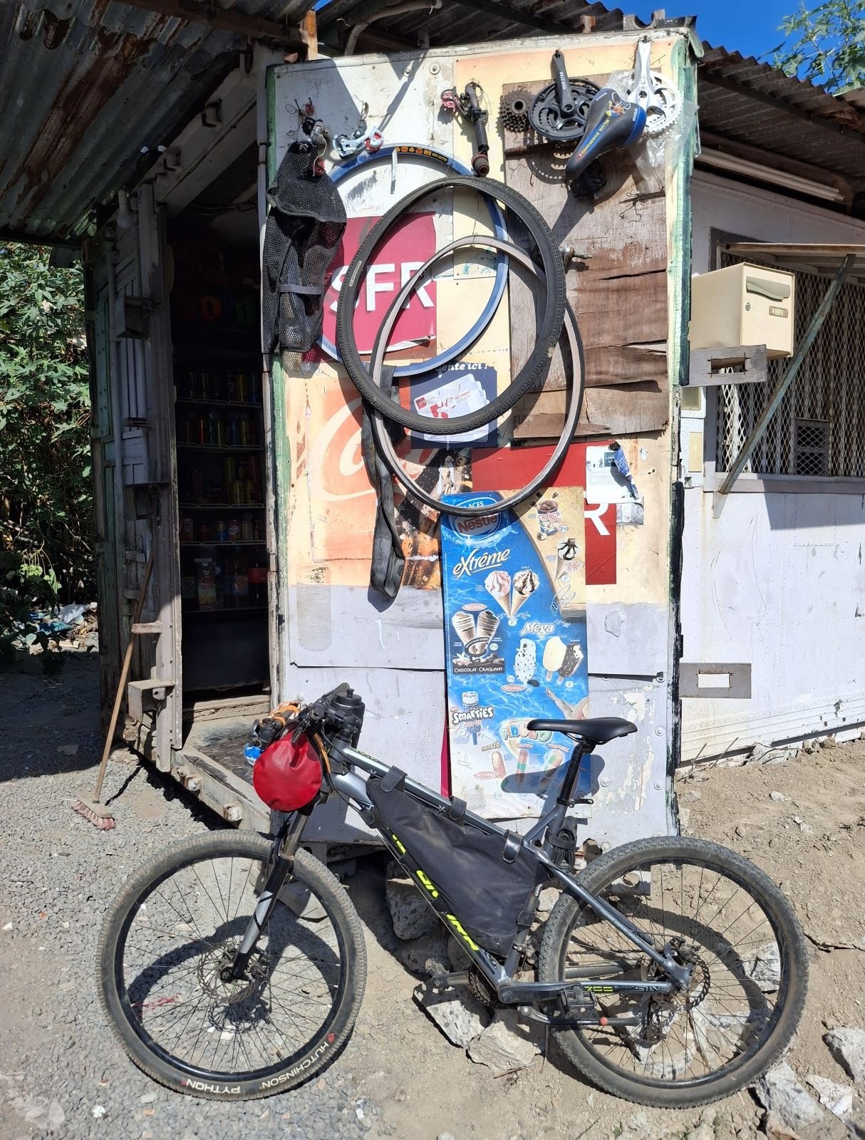 #32 Voilà les seuls éléments de réparation que j Voilà les seuls éléments de réparation que j'ai trouvés pour les vélos : dans une épicerie. Malheureusement, pas de rustines !