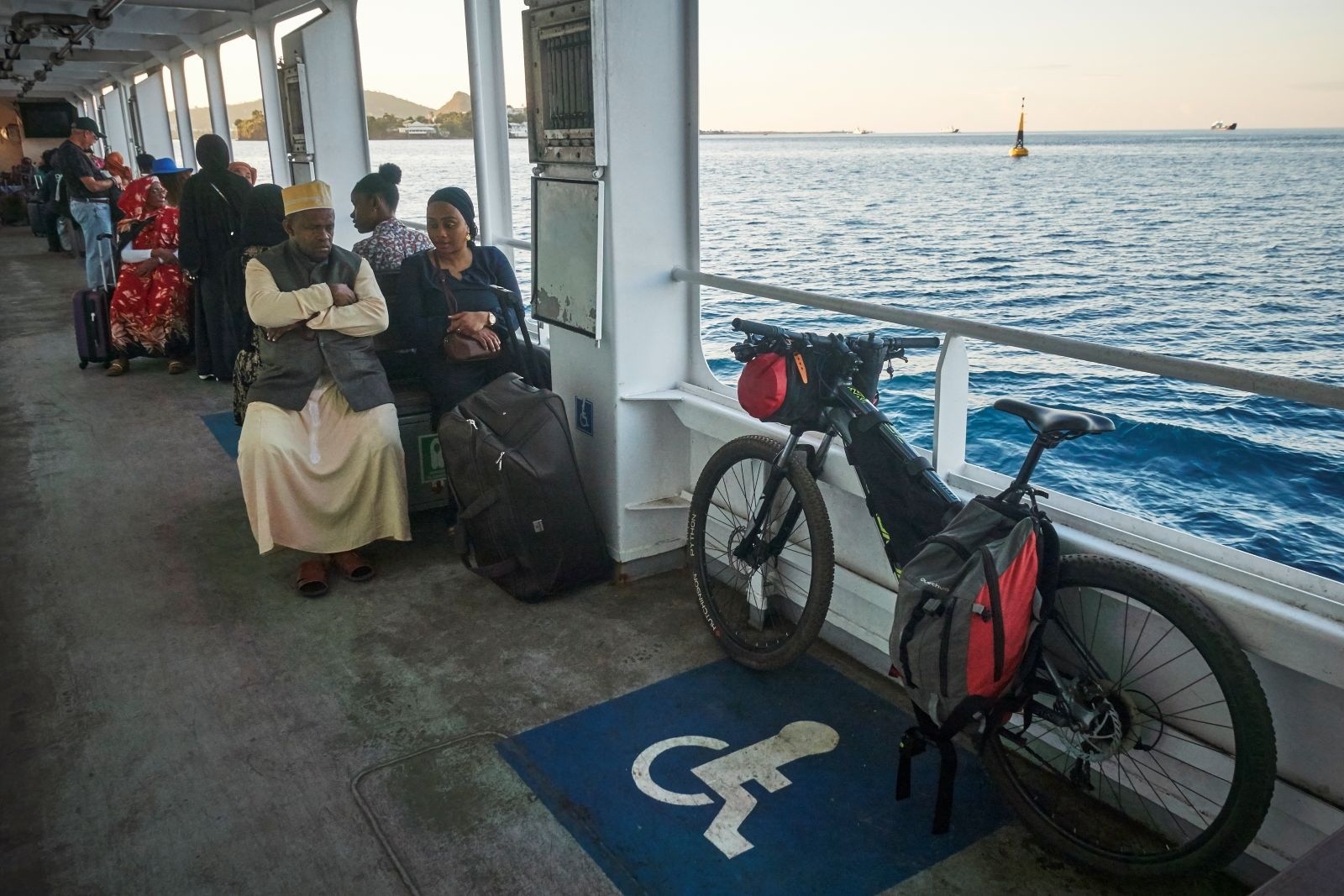 #6 15 min de barge pour Petite-Terre 15 min de barge pour Petite-Terre