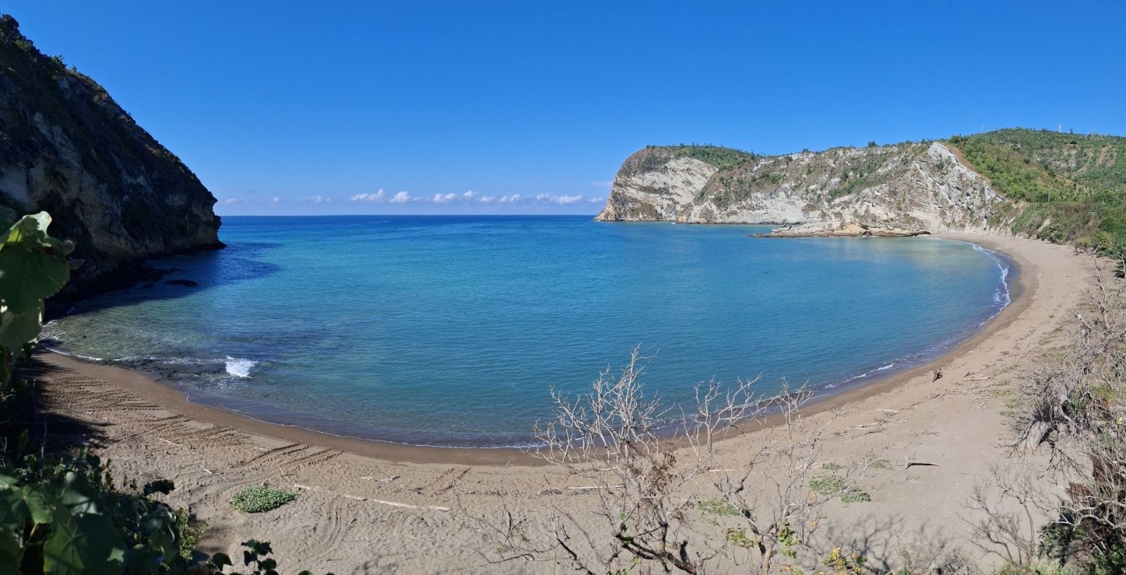 #25 la plage sud de Moya. Le week-end, il peut y avoir foule : 5 à 10 Métros sur la plage... la plage sud de Moya. Le week-end, il peut y avoir foule : 5 à 10 Métros sur la plage...