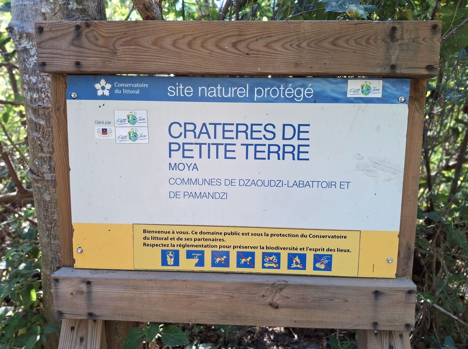 #23 En Métropole, le Conservatoire du Littoral interdit les bivouacs sur la cote. Ici, ils incitent à en venir en faire (abris + barbeuc aménagés). Site d En Métropole, le Conservatoire du Littoral interdit les bivouacs sur la cote. Ici, ils incitent à en venir en faire (abris + barbeuc aménagés). Site d'observation de la ponte des tortues marines
