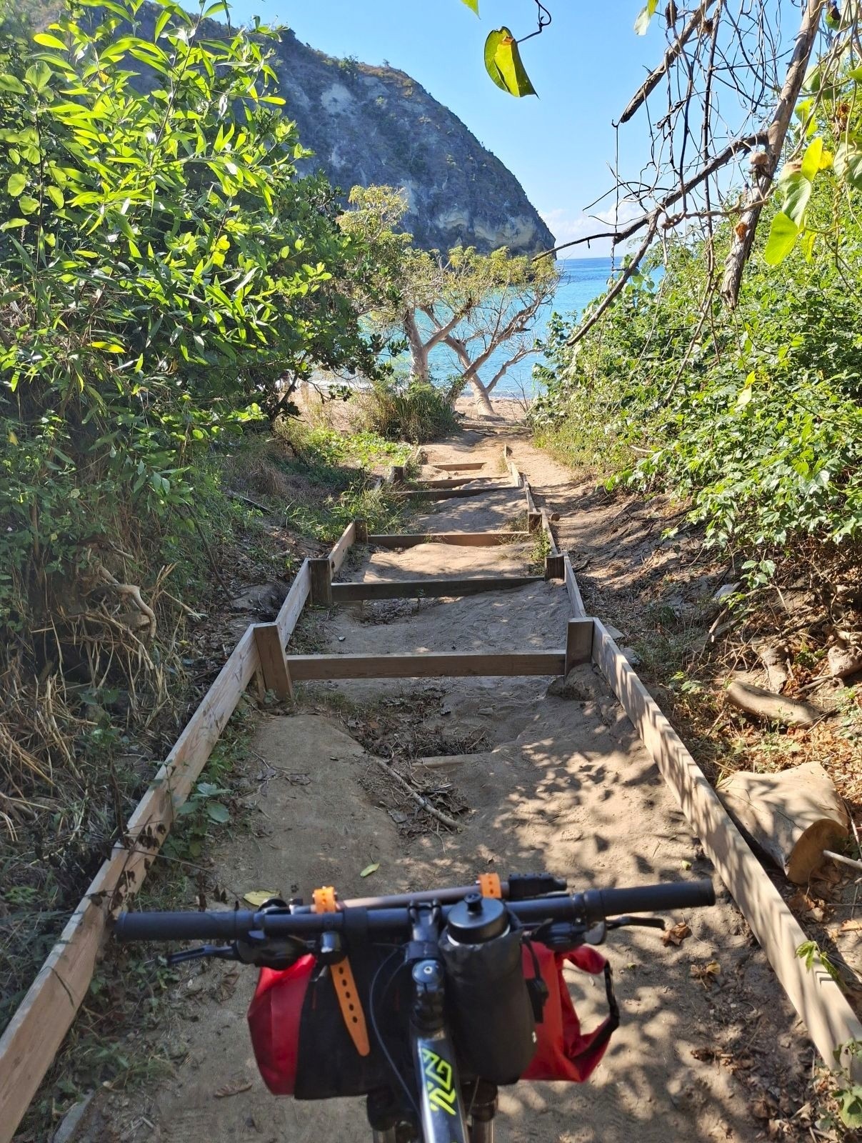 #24 Chido a rendu compliqué l Chido a rendu compliqué l'accès à vélo à la plage de Moya !