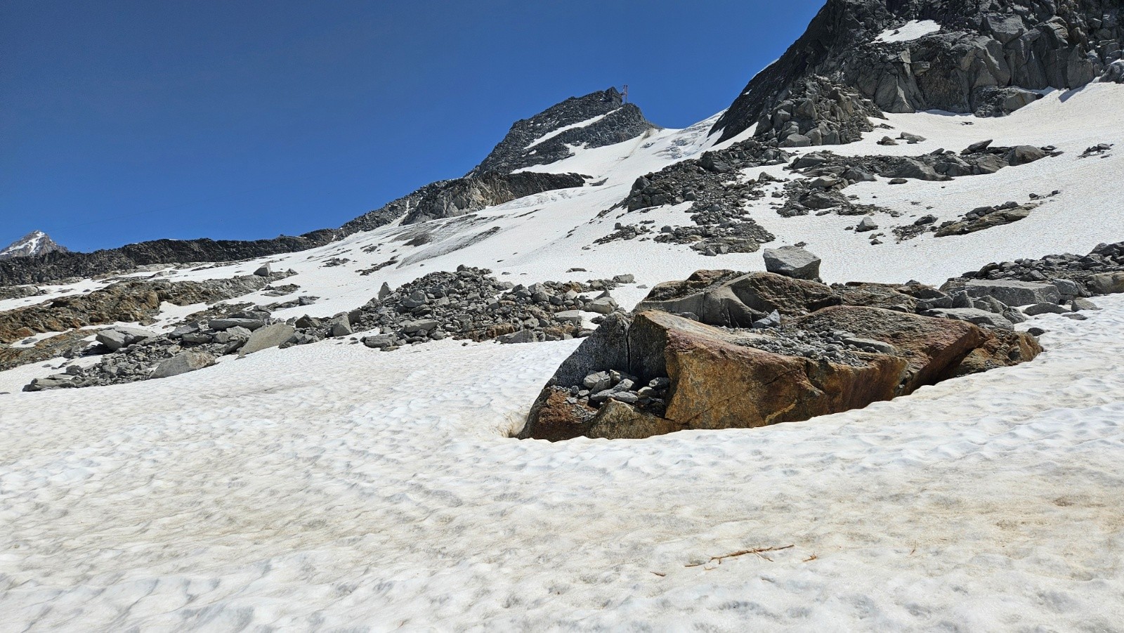 Vue sur les deux glaciers de la Pendant et Lognan.