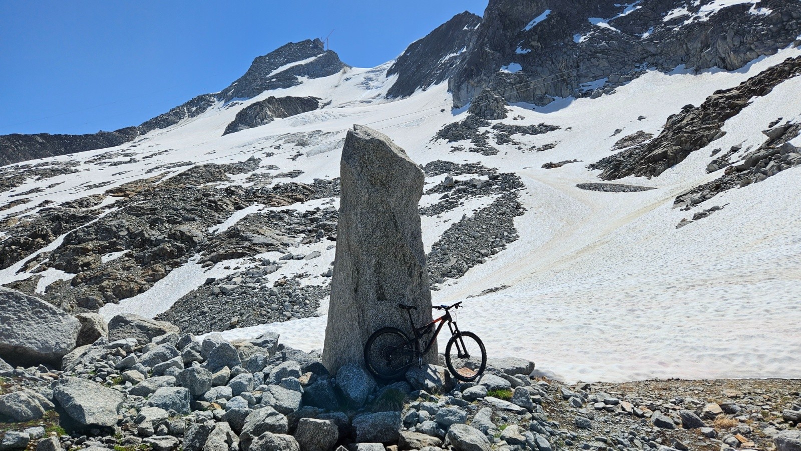 Le menhir sans neige à son pied.
