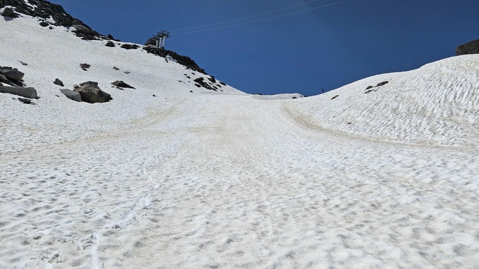 Sans les chaines à neige, il est difficile de lâcher les
freins.