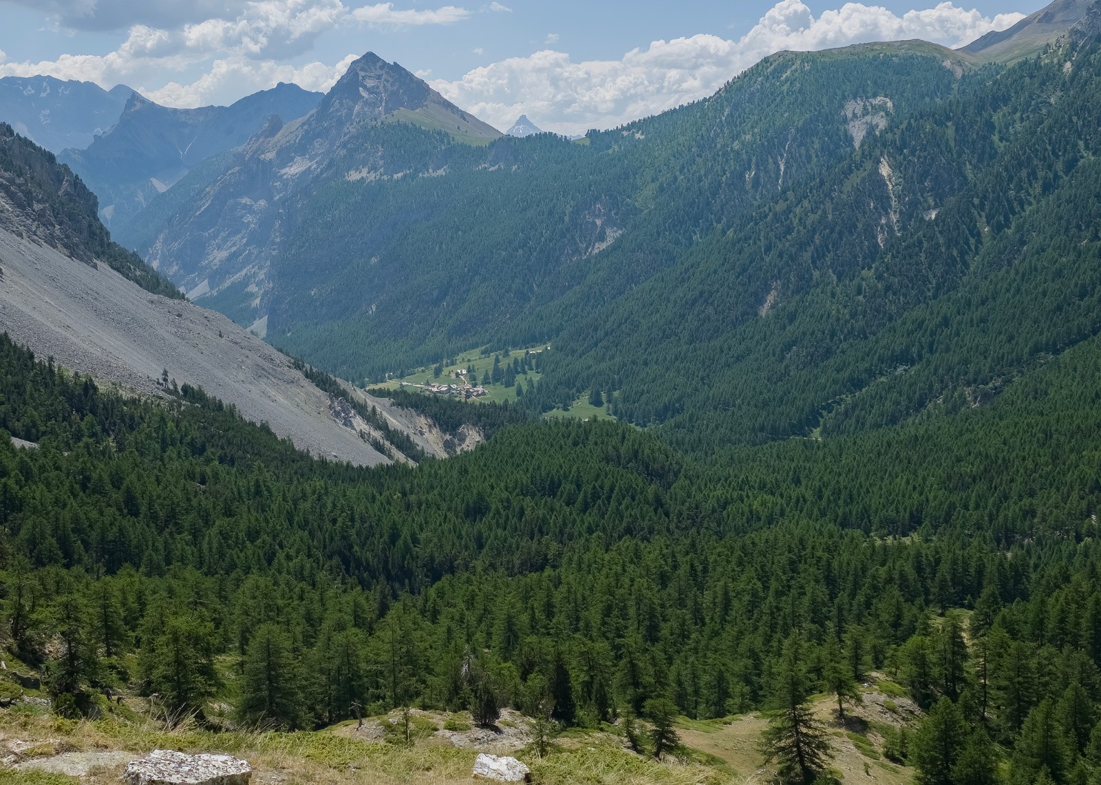 &nbsp;Au fond, les Granges de la Vallée Étroite