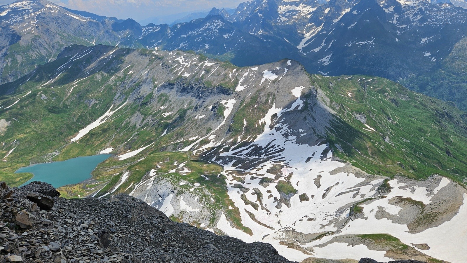Col d’Anterne côté nord il reste de la neige.
