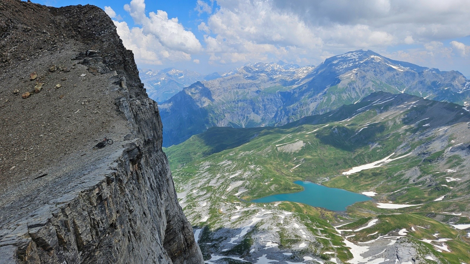 Vue sur le lac d’Anterne le Rocher des Fiz et la Mitraille.