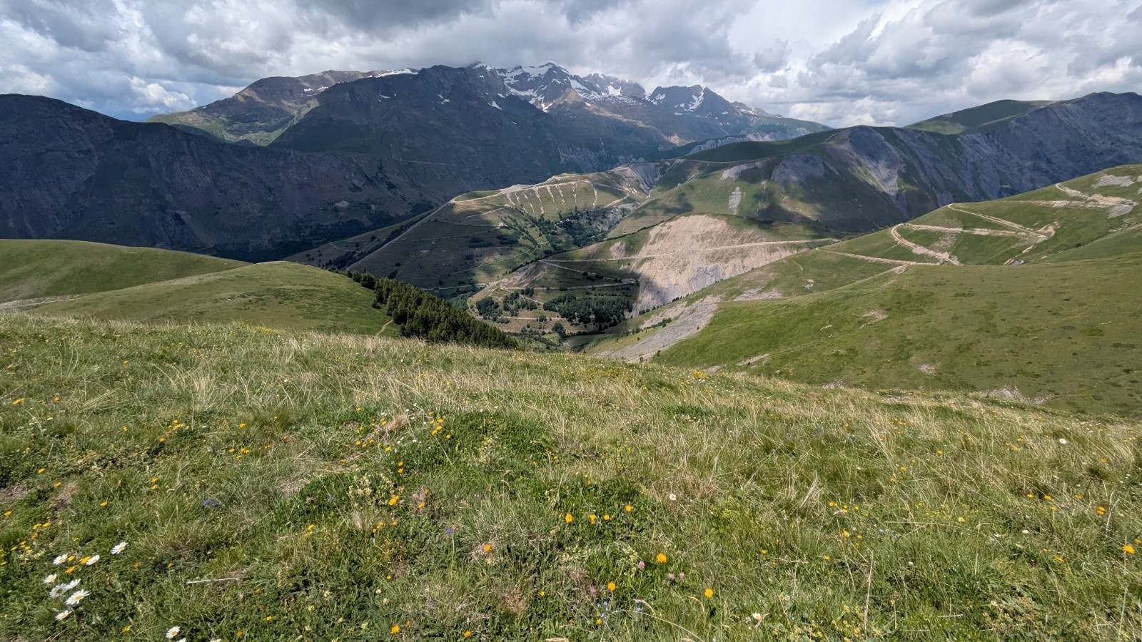 &nbsp;montée depuis Besse en Oisans pour Emparis ou pour le vallon de la Valette au fond