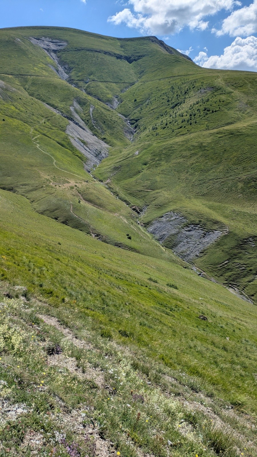 2 jeunes au fin fond du vallon avec leur rotofil