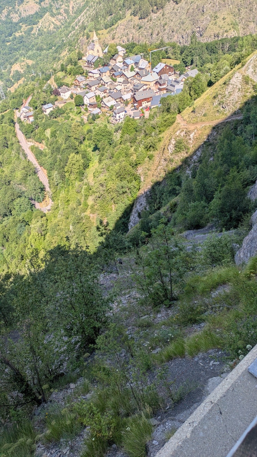 &nbsp;chemin des Voûtes.Qui voit le marcheur qui monte ?