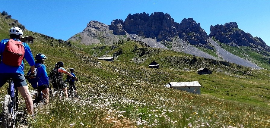 #4 Retour vers le refuge. Ne pas rater le détour par le hameau. Retour vers le refuge. Ne pas rater le détour par le hameau.