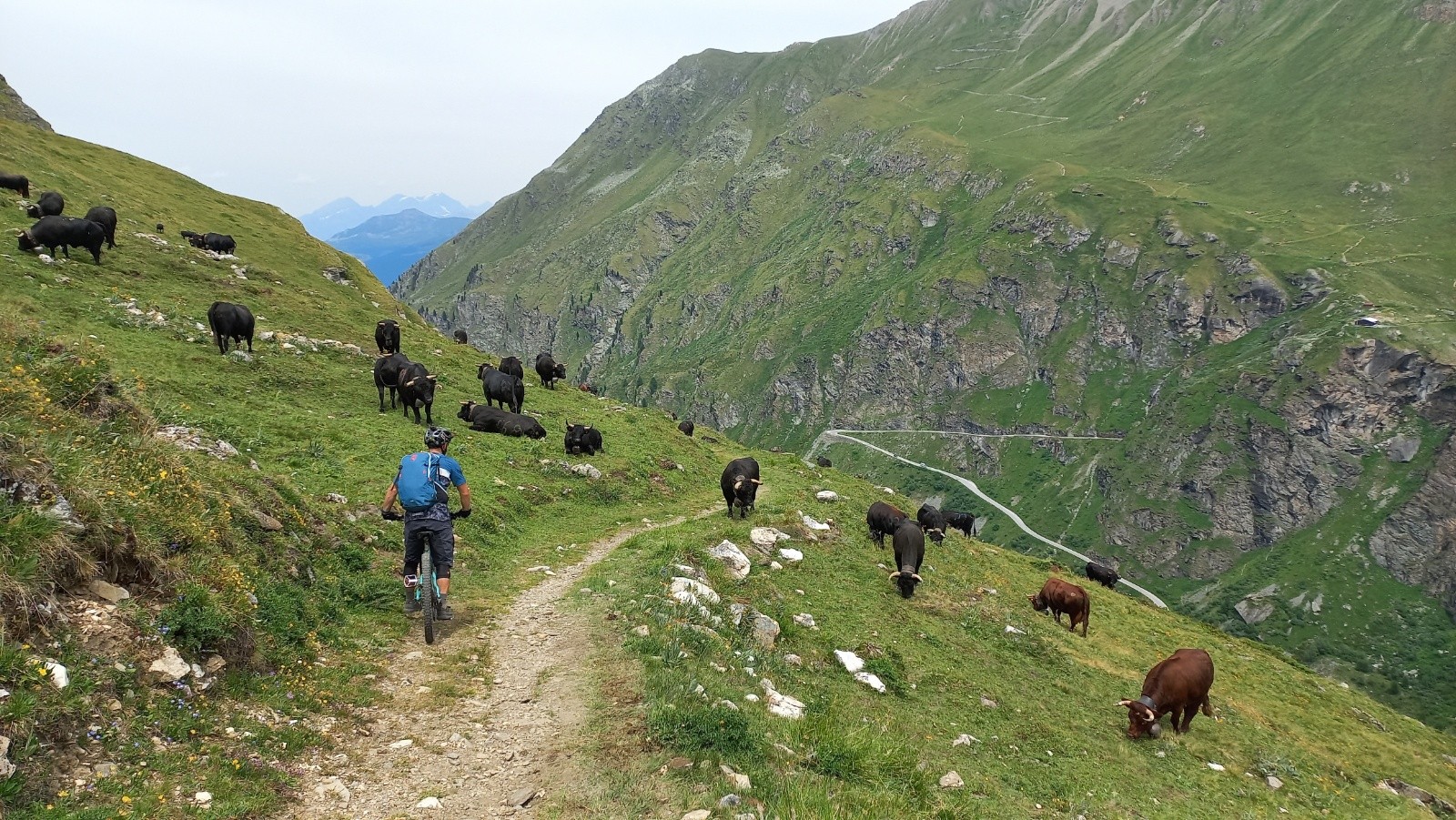 #13 13- Au dessus du barrage de Moiry, début du marteau piqueur 13- Au dessus du barrage de Moiry, début du marteau piqueur