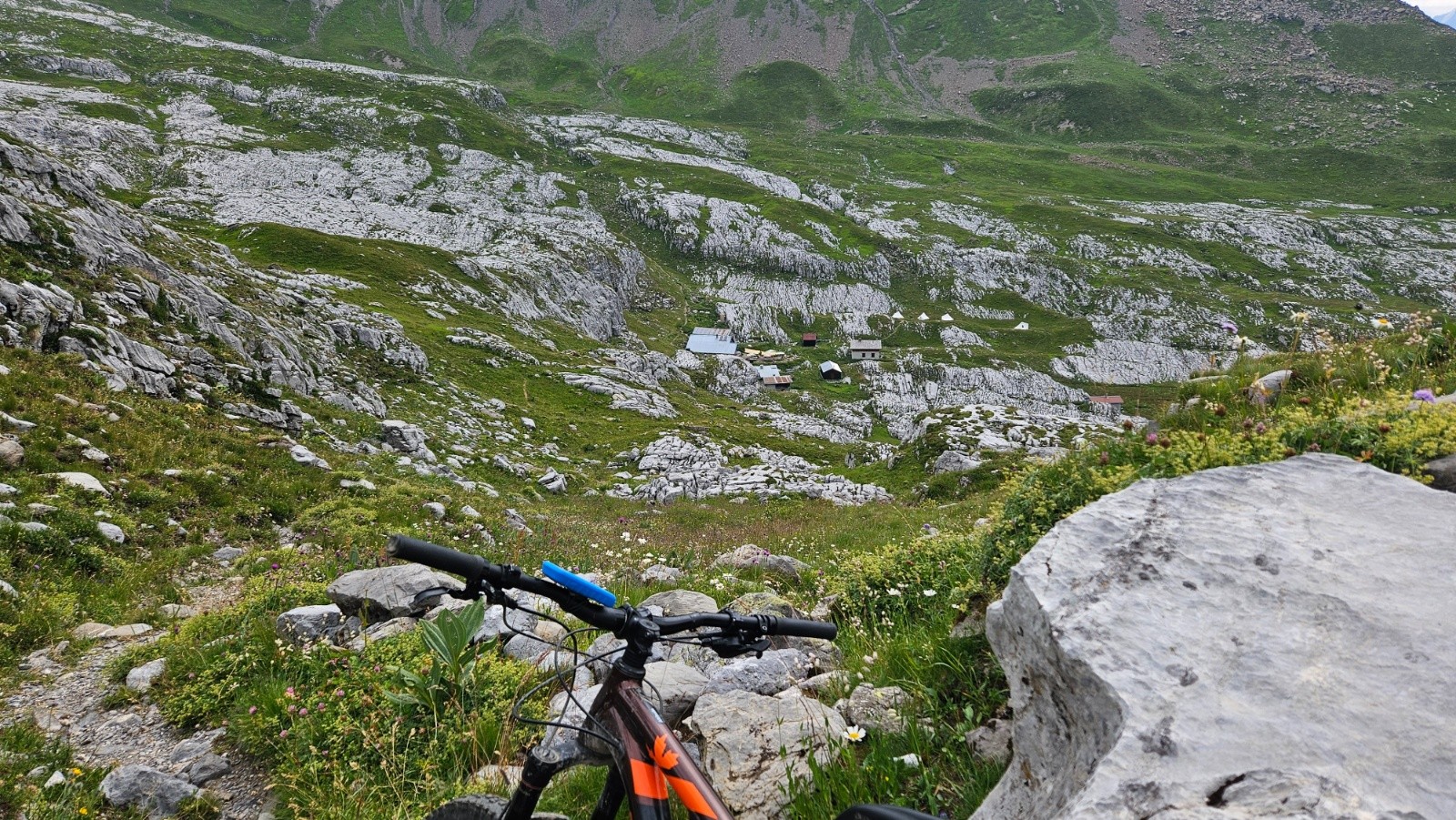 C’est là que les bonbons ont fait câlins dans la selle.