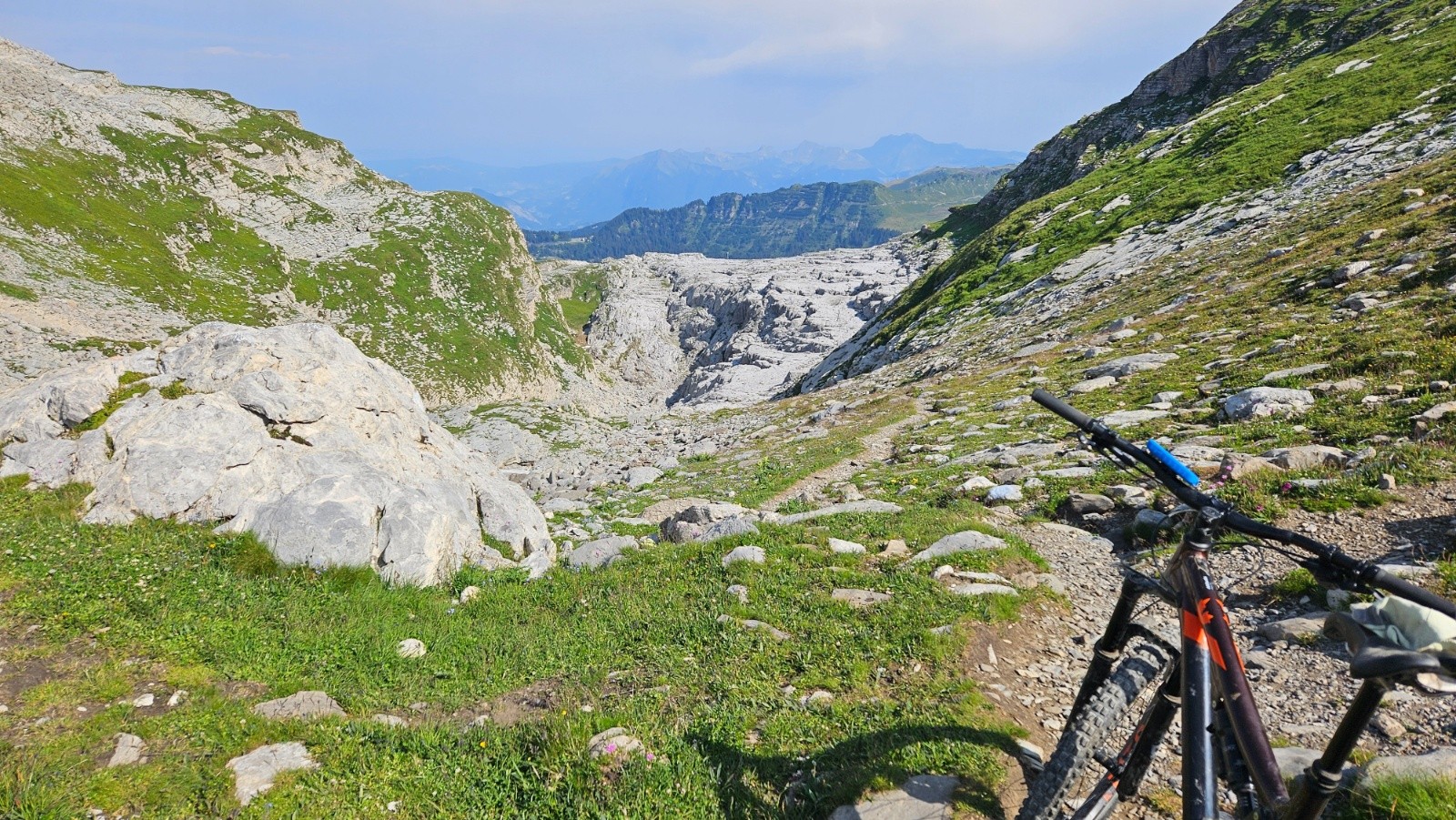 Col du Colonney, le meilleur pour les yeux c’est au fond de
l’entonnoir.&nbsp;