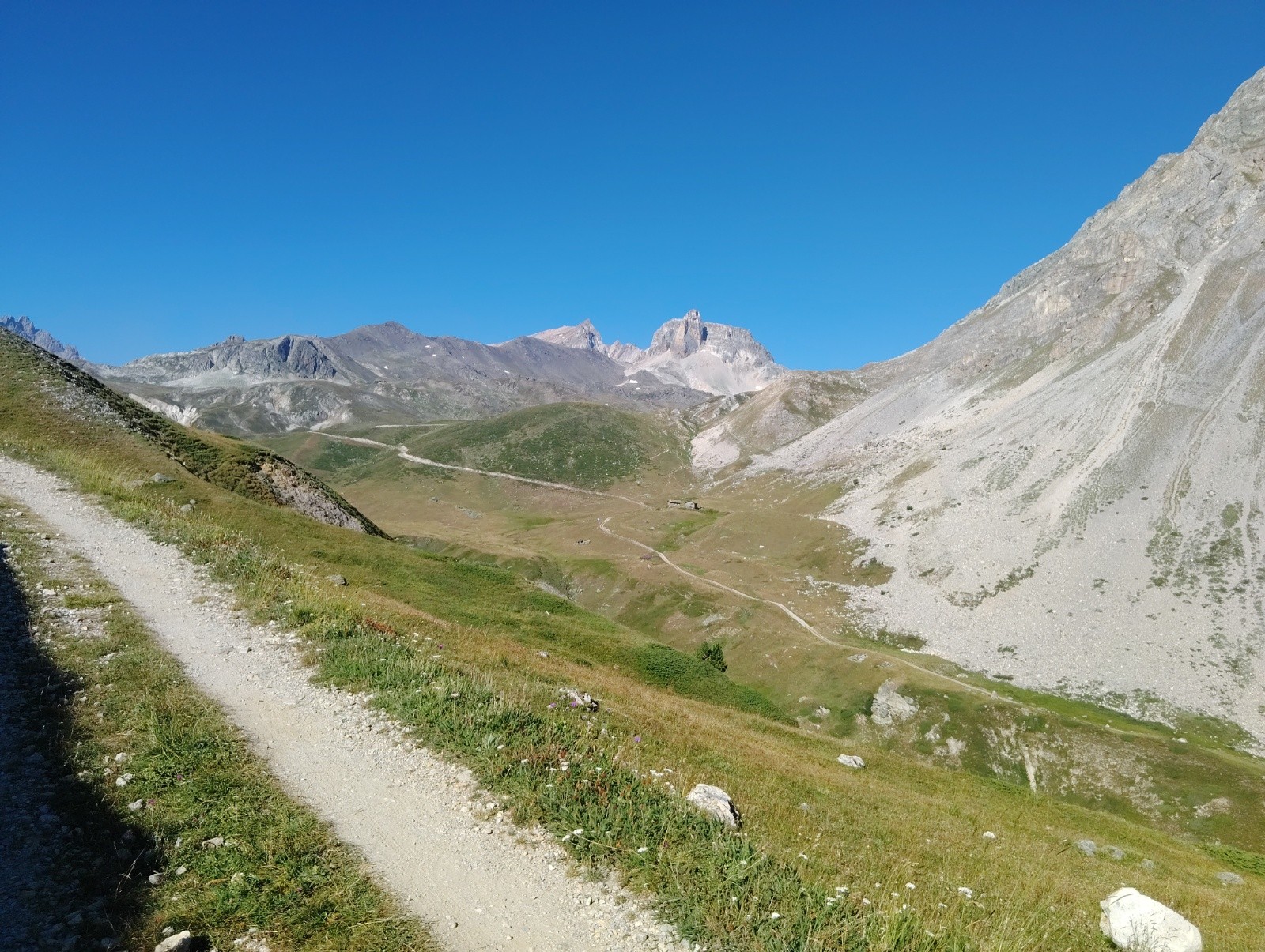 &nbsp;Mont Thabor au fond à gauche, cheval Blanc à droite&nbsp;