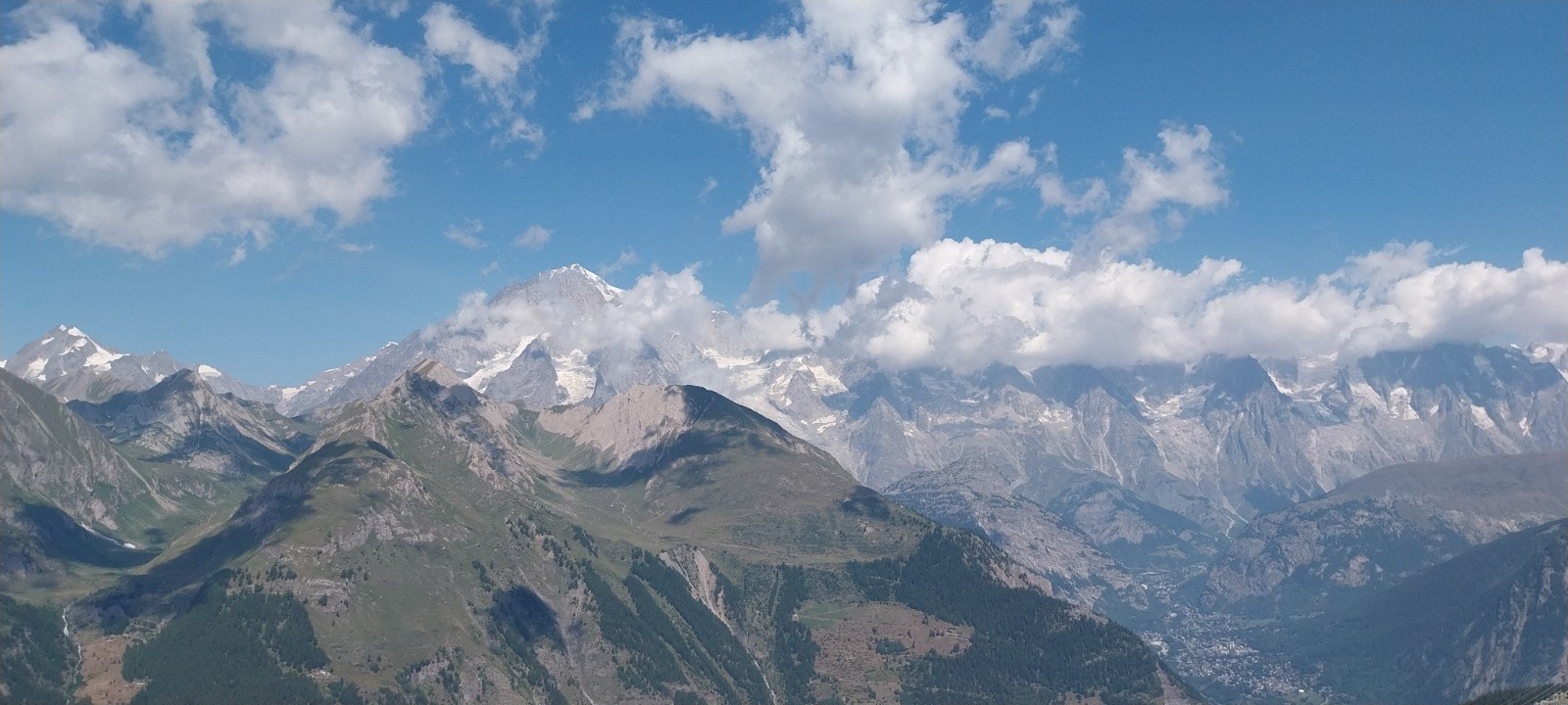 #4 Massif Mont Blanc dans les nuages temporairement. Massif Mont Blanc dans les nuages temporairement.