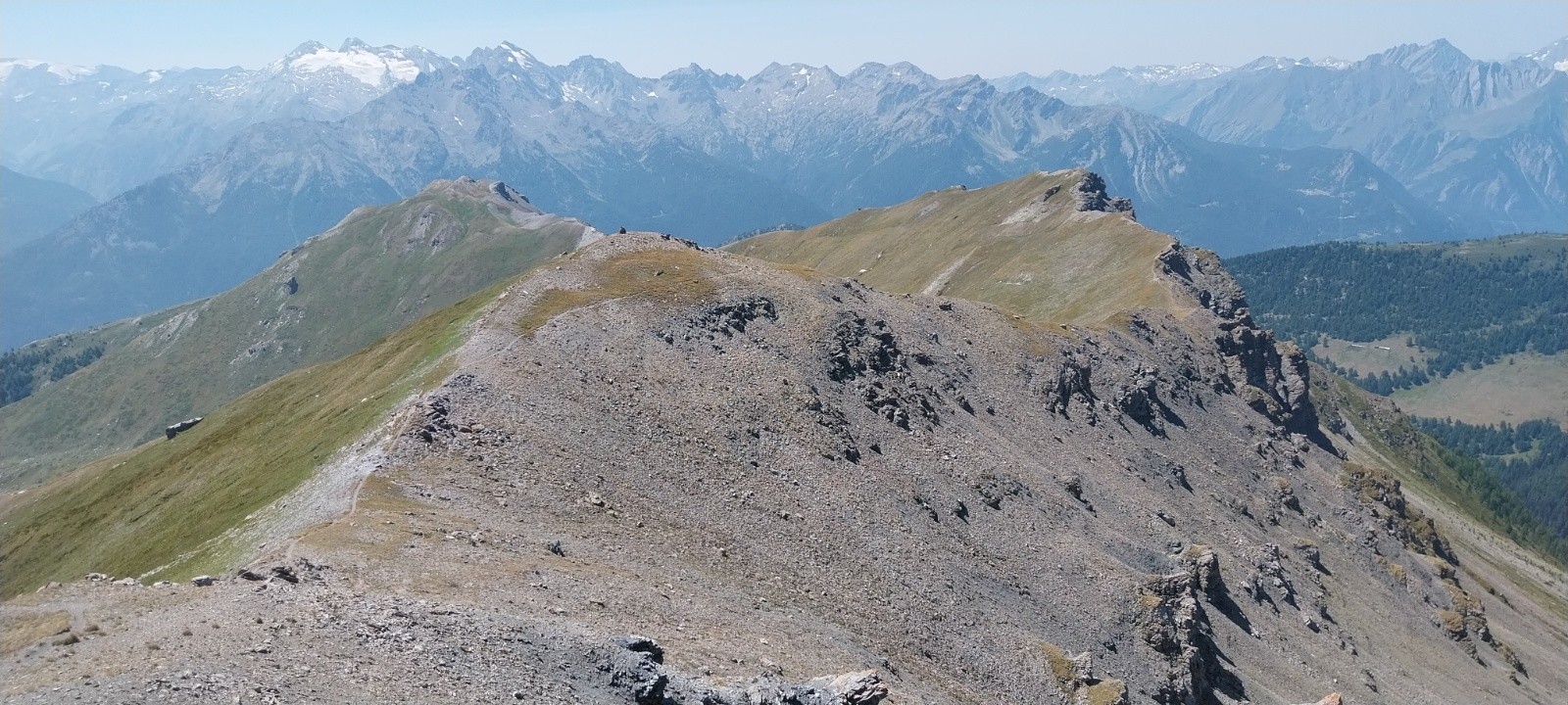 #9 Vue d Vue d'ensemble, Punta Aouilletta à gauche, mais on passe par le sommet de droite avant.