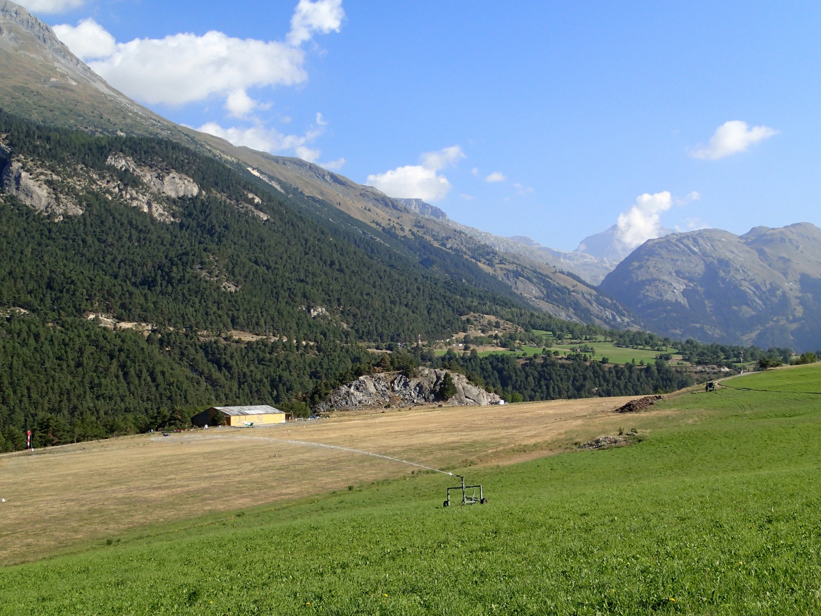 #1 L L'aérodrome de Sollières vu du Petit Bonheur, le Grand Cerf est juste en face...