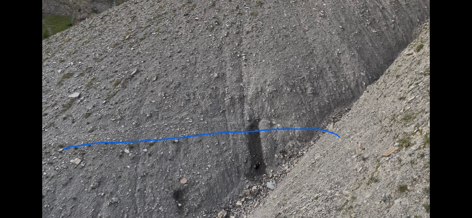 #1 sentier au dessus du trait bleu, zone de ravines suivant le passage de soleil boeuf sentier au dessus du trait bleu, zone de ravines suivant le passage de soleil boeuf