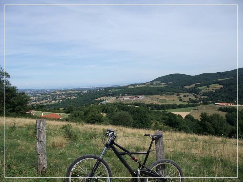 Montée du Paradis : Lyon au fond, le mamelon de Mercruy et le col de Fontrijolle à sa droite