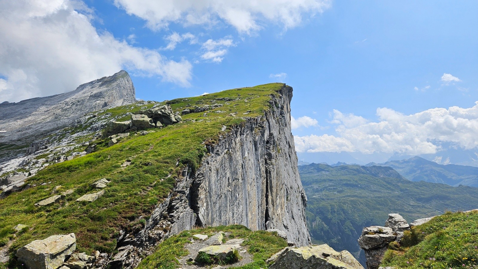 #7 La Brèche du Dérochoir, le sentier passe le long de la
Falaise, entre 10 à 40m du bord. La Brèche du Dérochoir, le sentier passe le long de la
Falaise, entre 10 à 40m du bord.