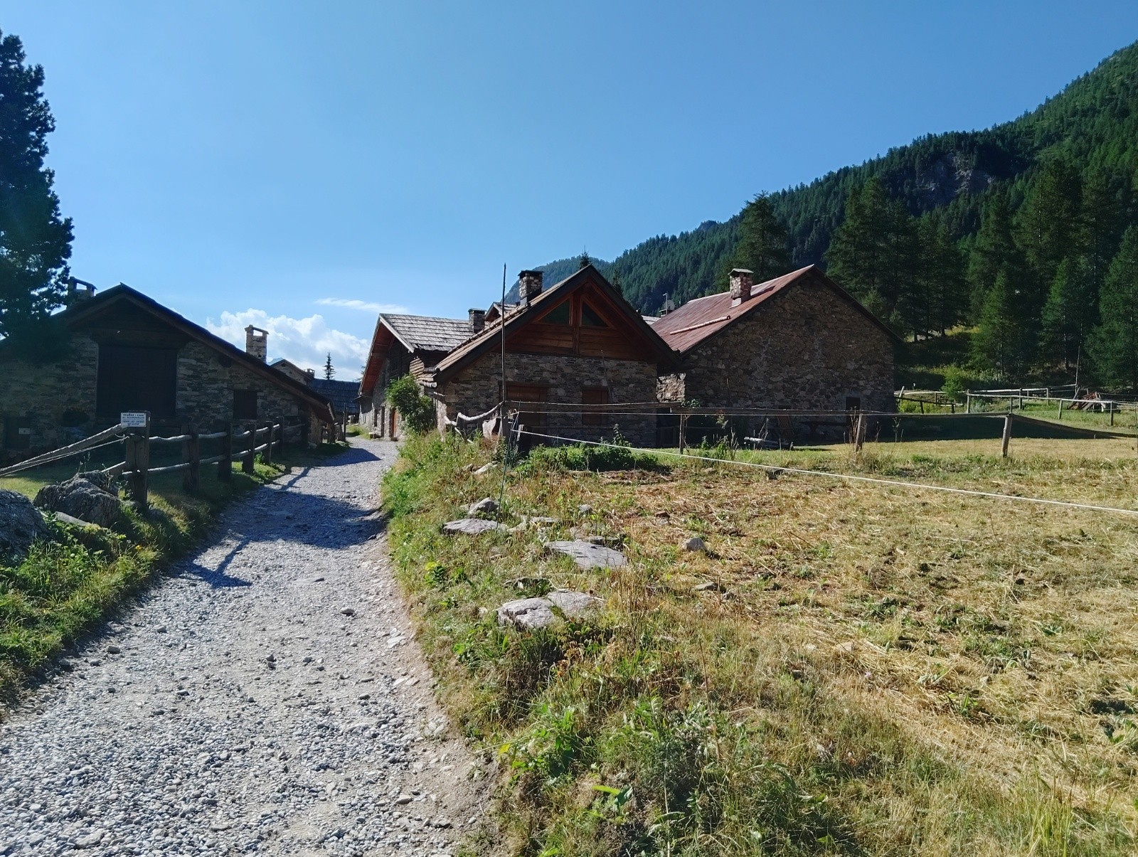 #11 Granges de vallée étroite Granges de vallée étroite