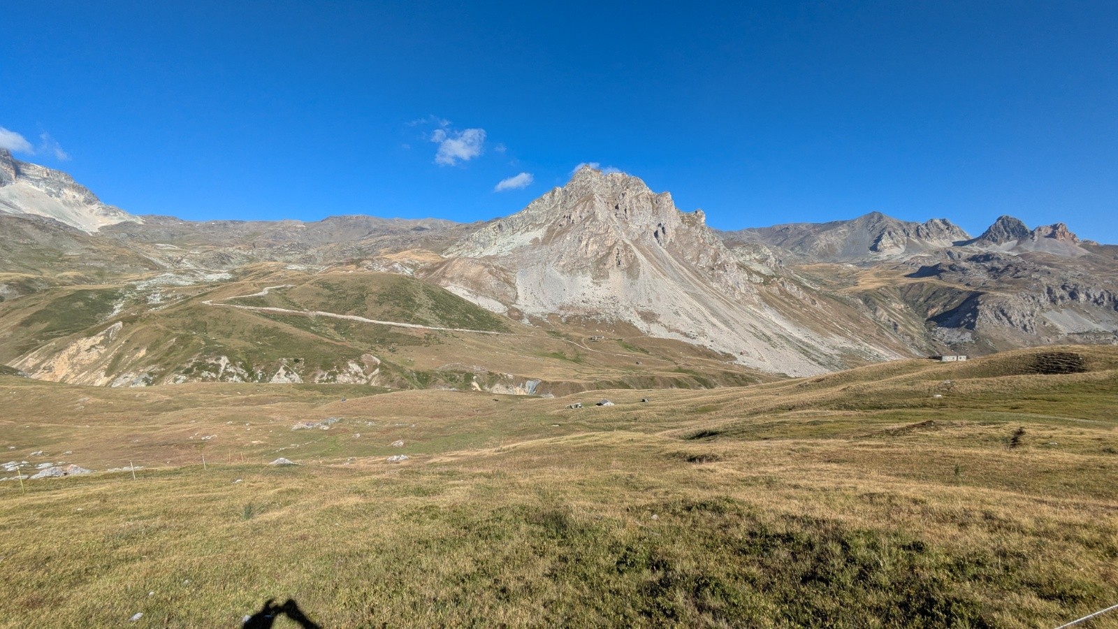 A gauche col des Bataillères, à droite col des Sarrasins