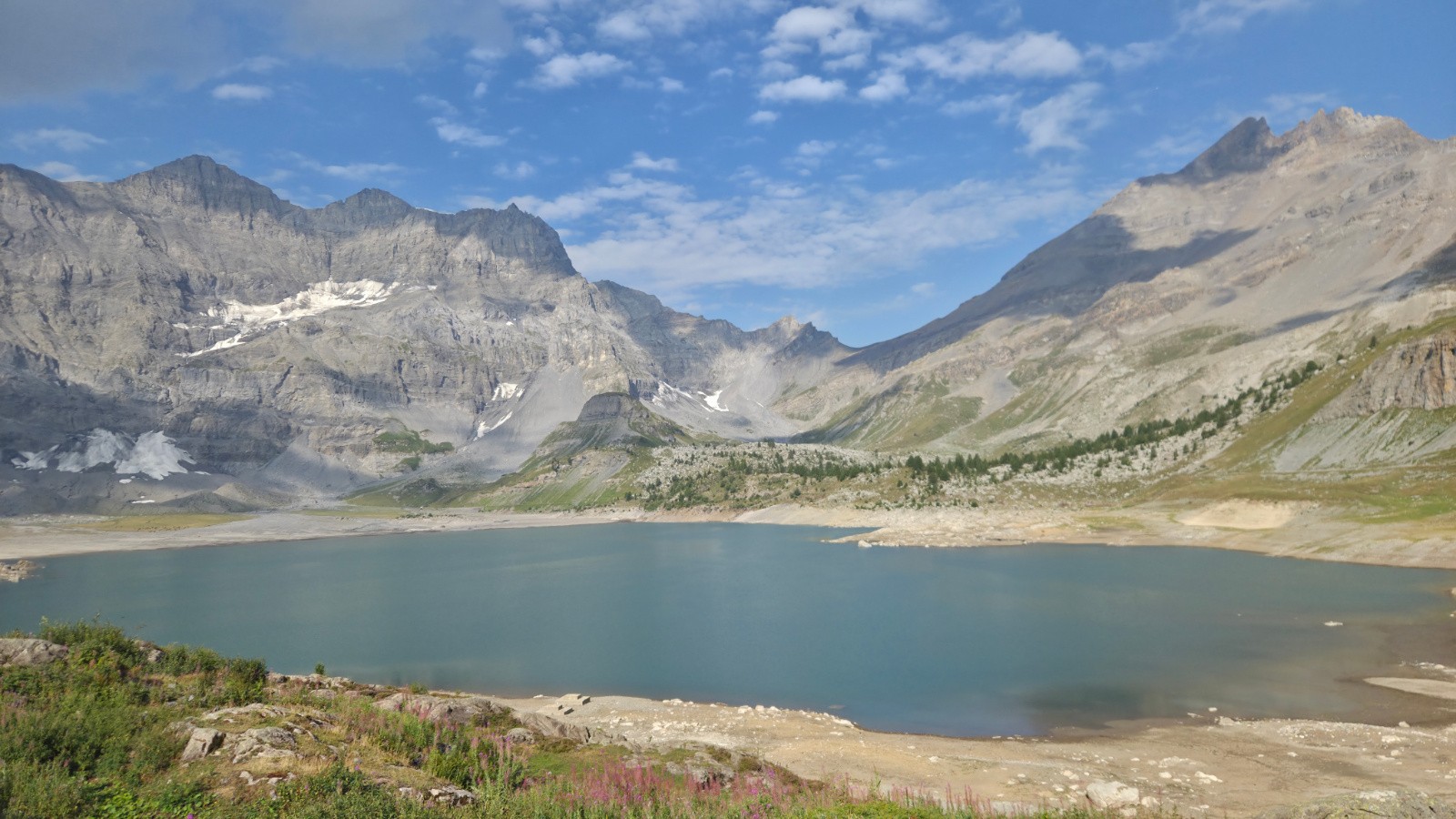 Lac de Salanfe, avec en haut à droite le sommet et l'arrêt qui constitue l'essentiel du tracé&nbsp;
