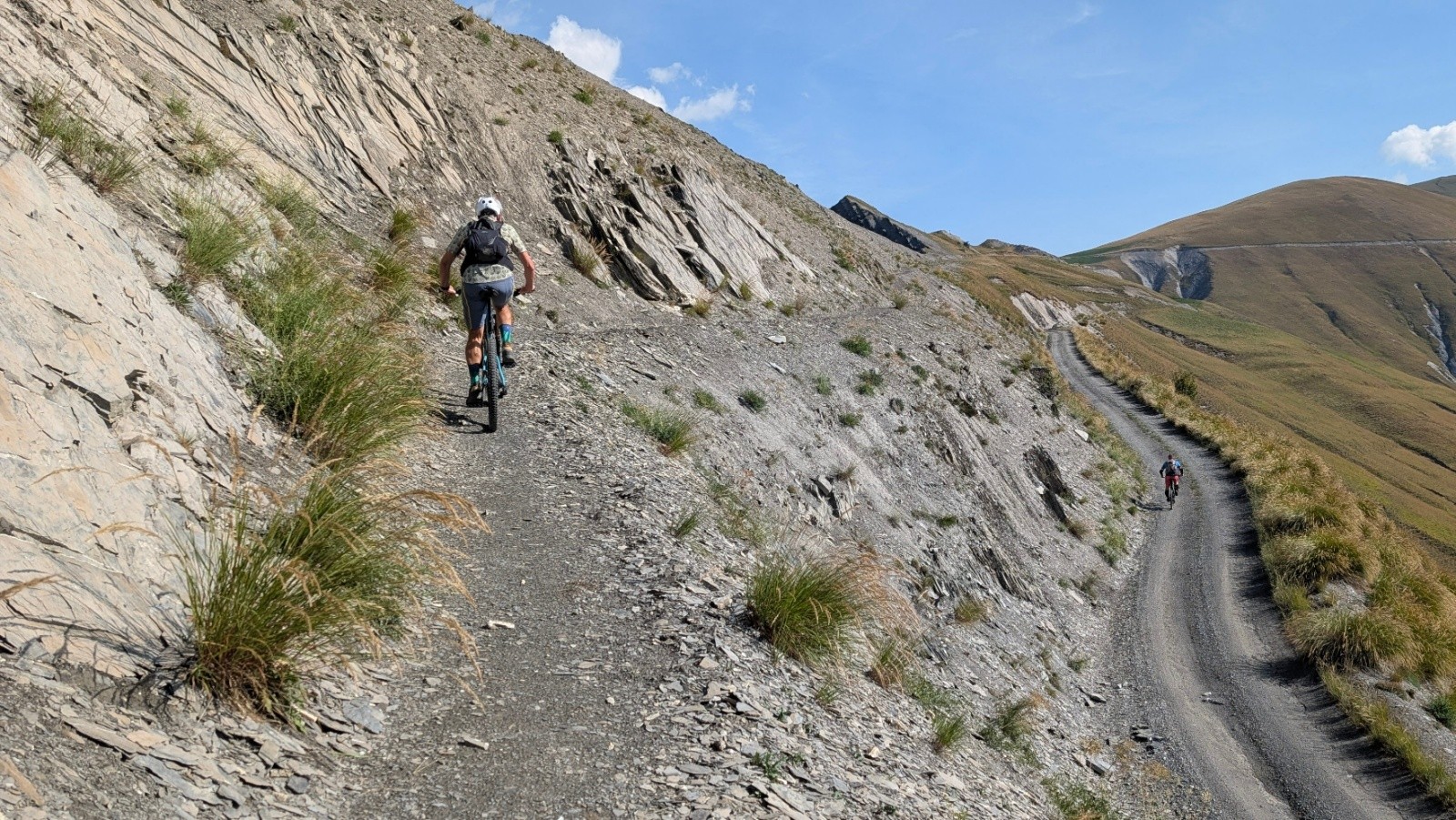 Tiens, ce petit sentier en parallèle de la route est bien sympa tout en haut avant bascule sur l'échine d'ardoise&nbsp;