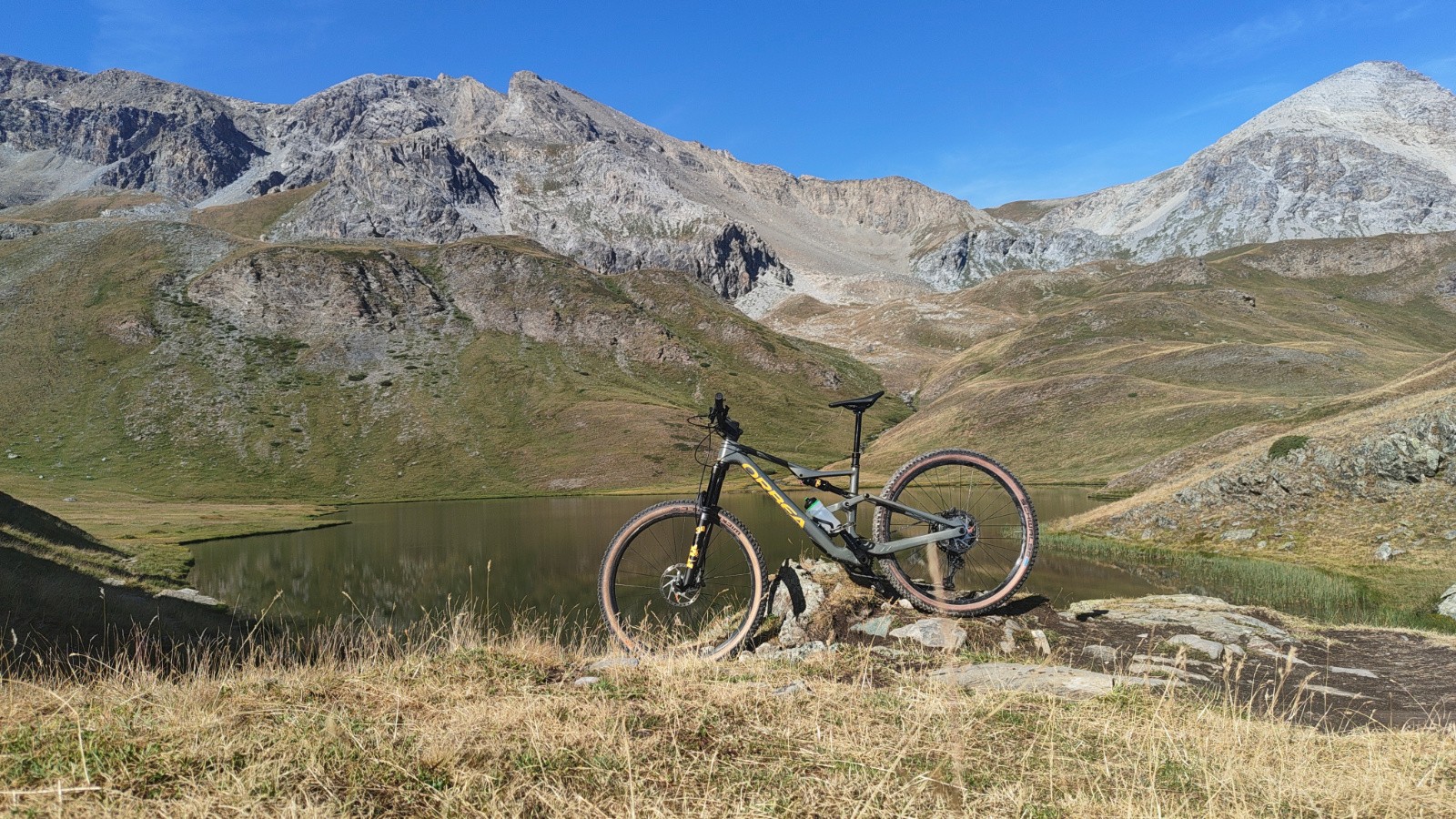 #1 Lac des Cordes et l Lac des Cordes et l'itinéraire vers le col à droite puis le long de la crête
