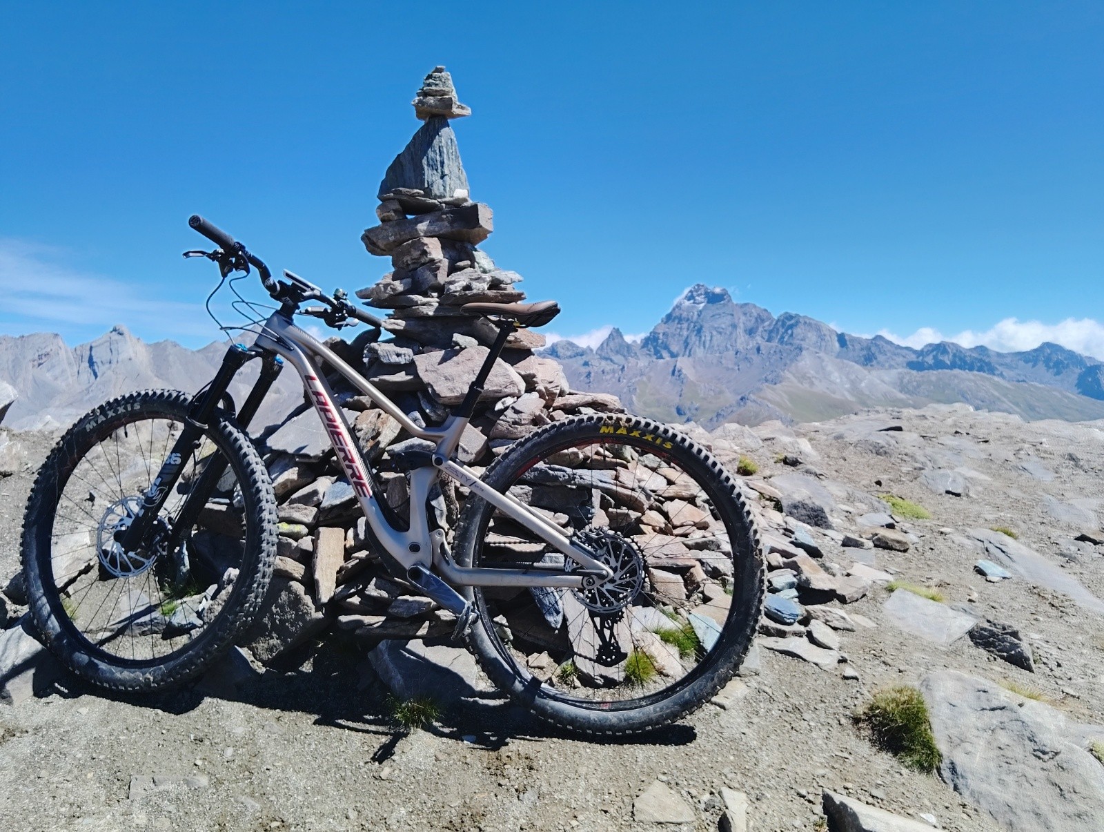 #28 Cairn de Rocca Bianca , et Mont Viso au fond Cairn de Rocca Bianca , et Mont Viso au fond