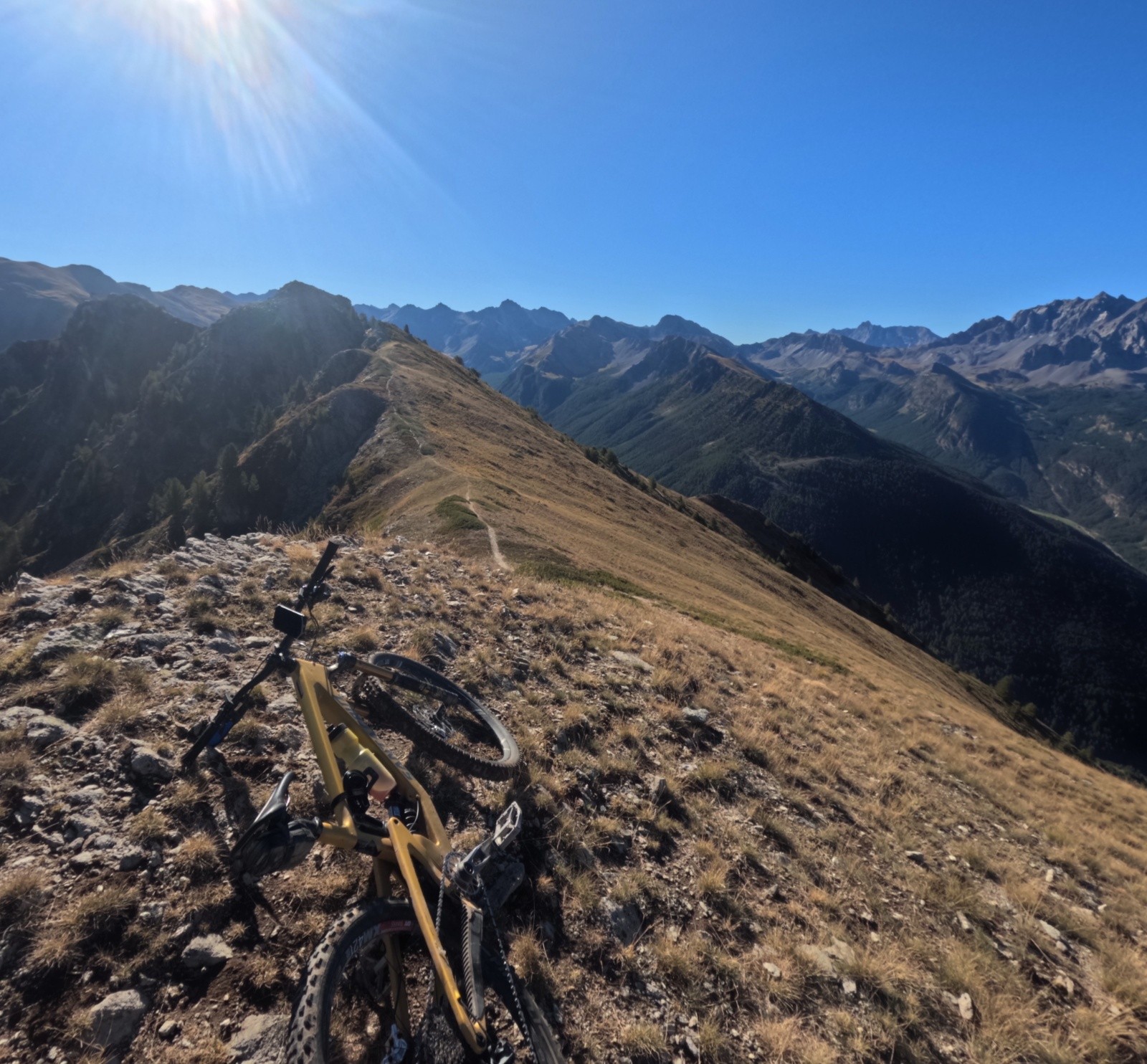 #5 Au sommet de la variante le sentier en face mène à un une partie à escalader donc redescente sur le sentier en contrebas à droite en freeride Au sommet de la variante le sentier en face mène à un une partie à escalader donc redescente sur le sentier en contrebas à droite en freeride