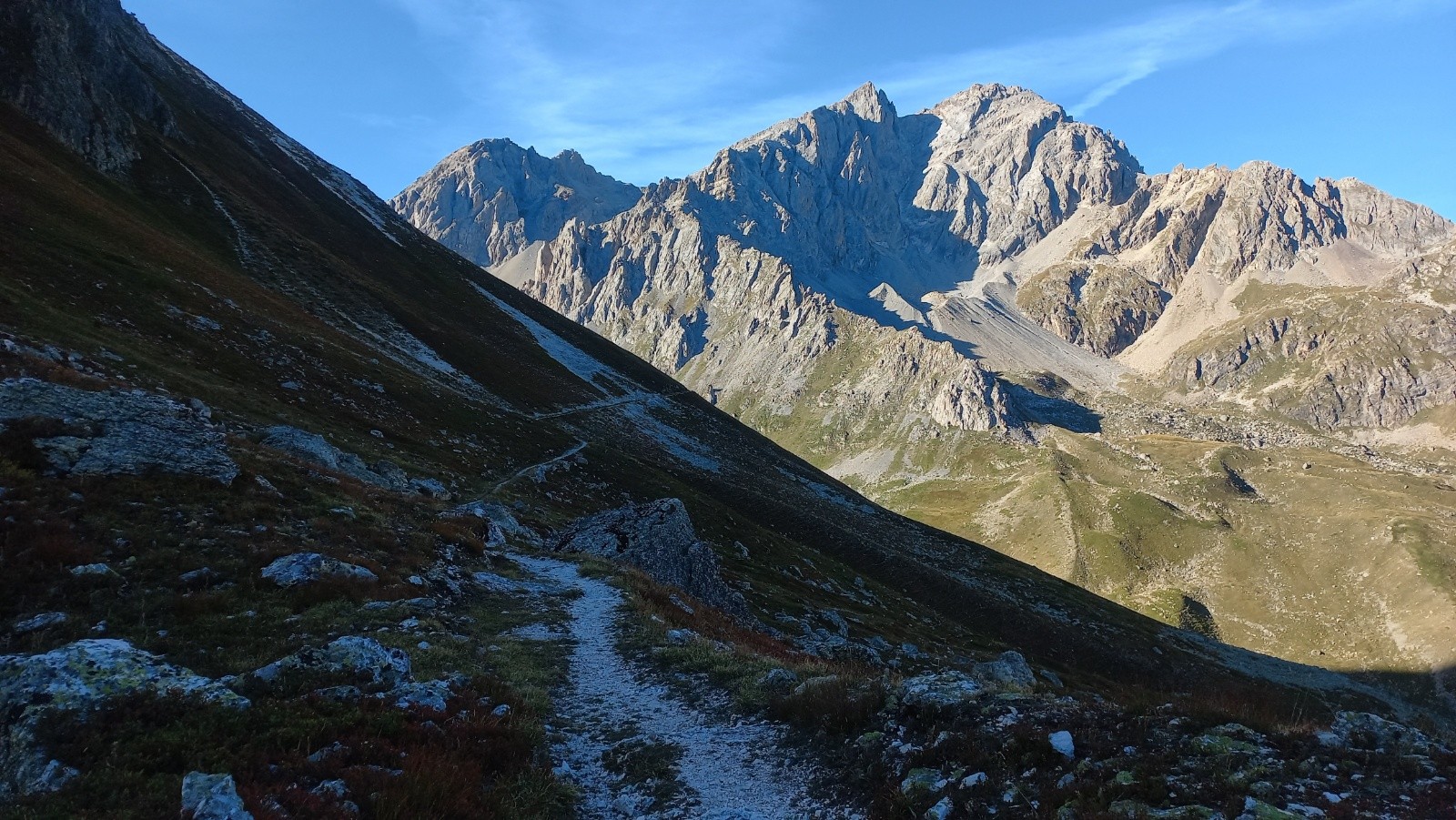 #34 Départ du sentier balcon ouest sous le pic de Ceinture Départ du sentier balcon ouest sous le pic de Ceinture