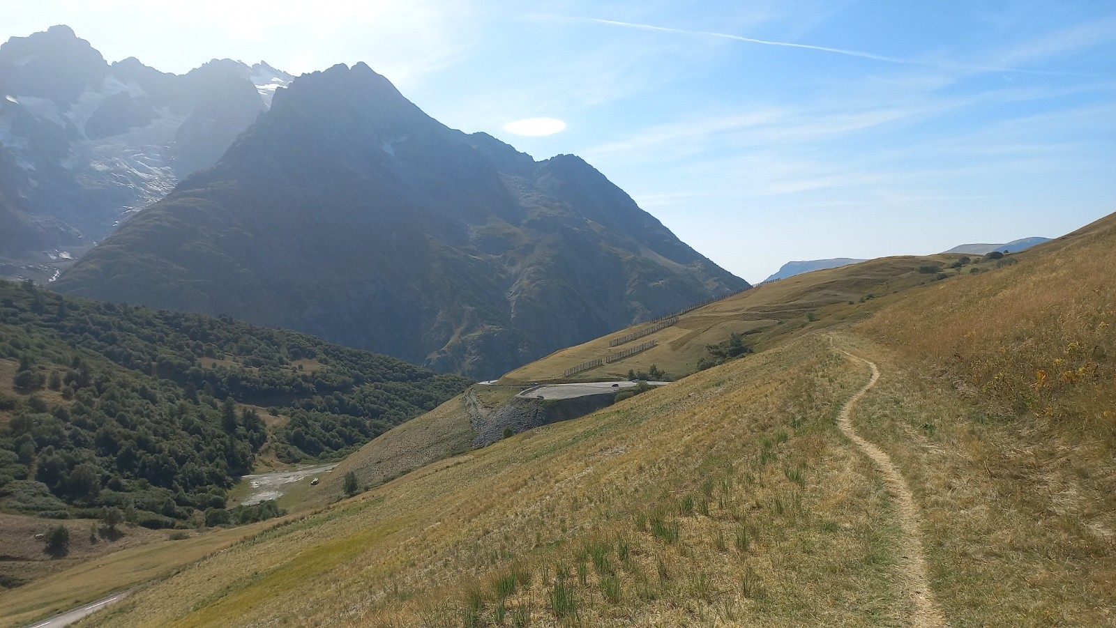 #50 GR50 qui surplombe la route GR50 qui surplombe la route