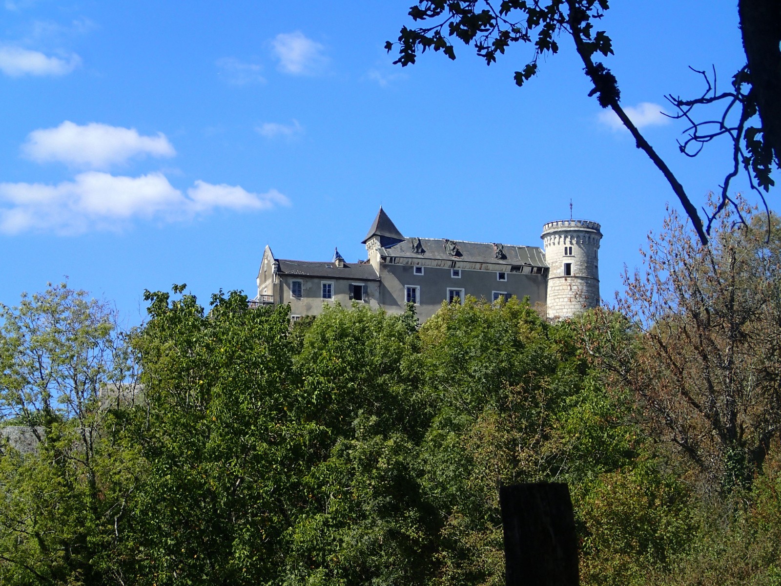 #14 Le château de grammont perché sur une colline ... Le château de grammont perché sur une colline ...