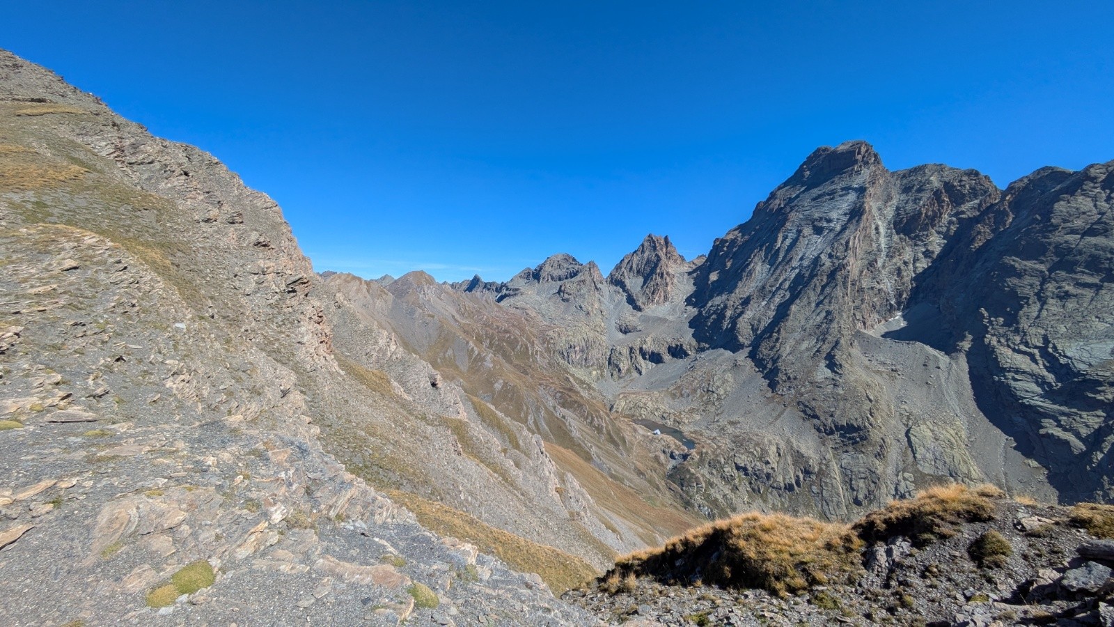 #14 une banquette sur la crête avec vue sur la pointe Johanne (Losetta) une banquette sur la crête avec vue sur la pointe Johanne (Losetta)