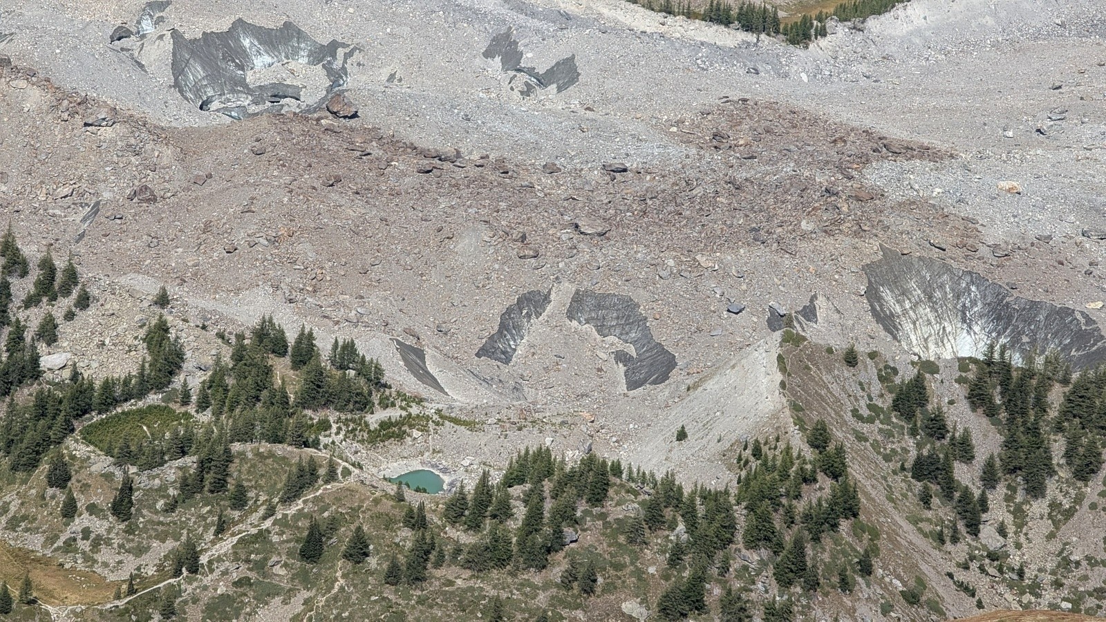 #15 Vue plongeante sur le bout du glacier de Miage Vue plongeante sur le bout du glacier de Miage