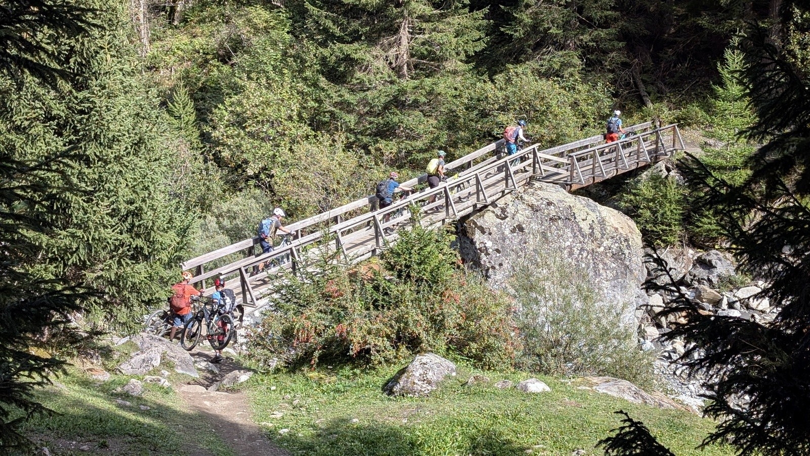 #22 Passerelle installée pour la déviation dû à un risque d Passerelle installée pour la déviation dû à un risque d'éboulement