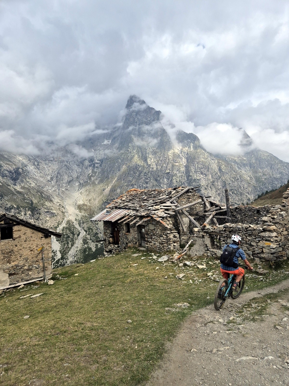 #8 Quelques ruines face aux Jorasses Quelques ruines face aux Jorasses
