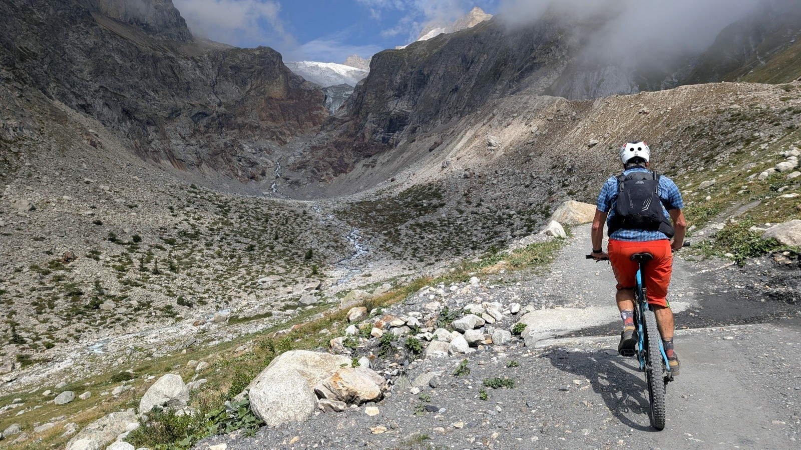 #9 Montée sur la piste d Montée sur la piste d'Elena sous le Mont Dolent